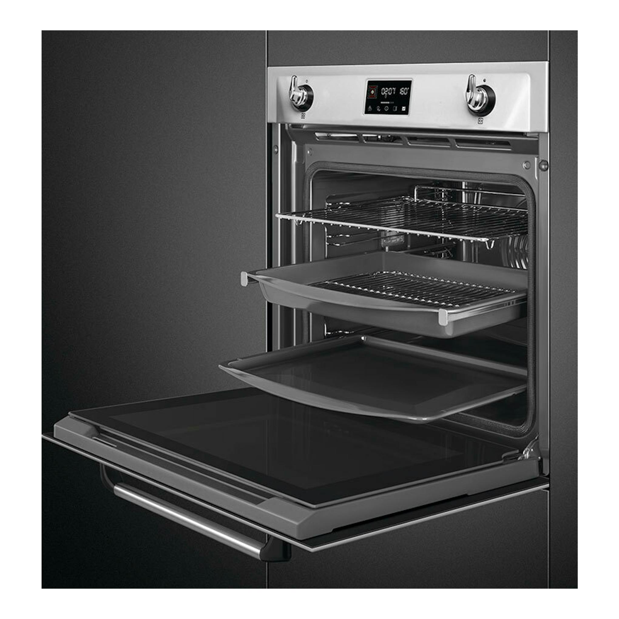 Horno Smeg SOP6902S2PX inox, vista frontal con puerta abatible abierta e interior con bandejas y rejillas.