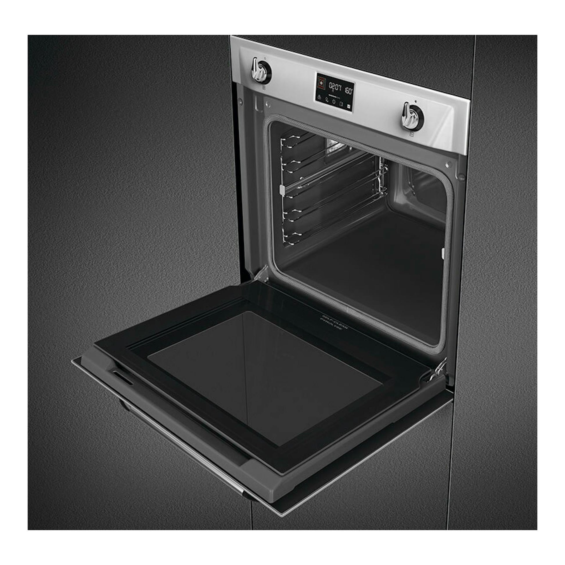 Horno Smeg SOP6902S2PX de acero inoxidable, vista frontal en ángulo, con la puerta abatible abierta.