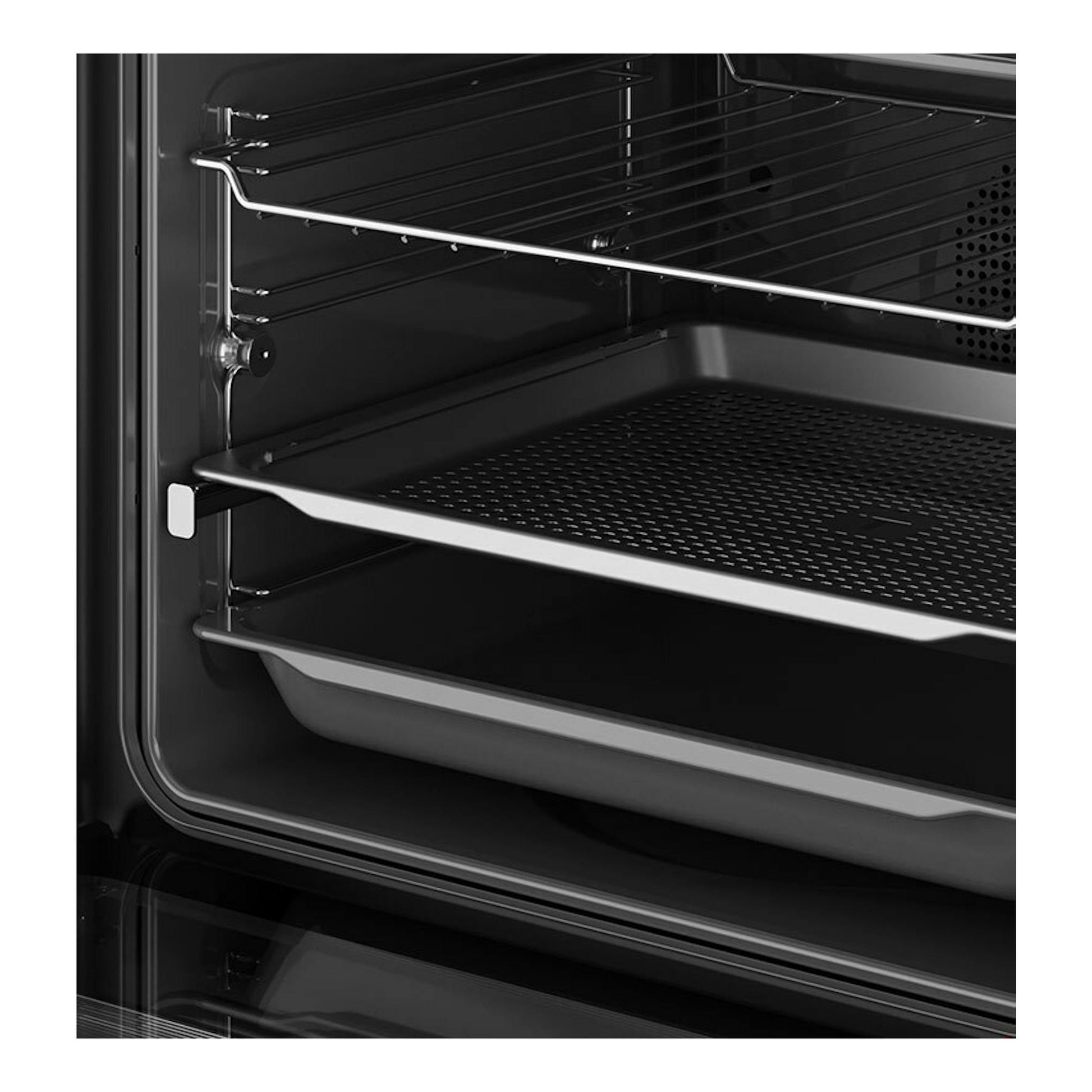 Interior de horno Teka HLB8406P inox, con bandeja y rejillas, vista frontal en color negro y acero.
