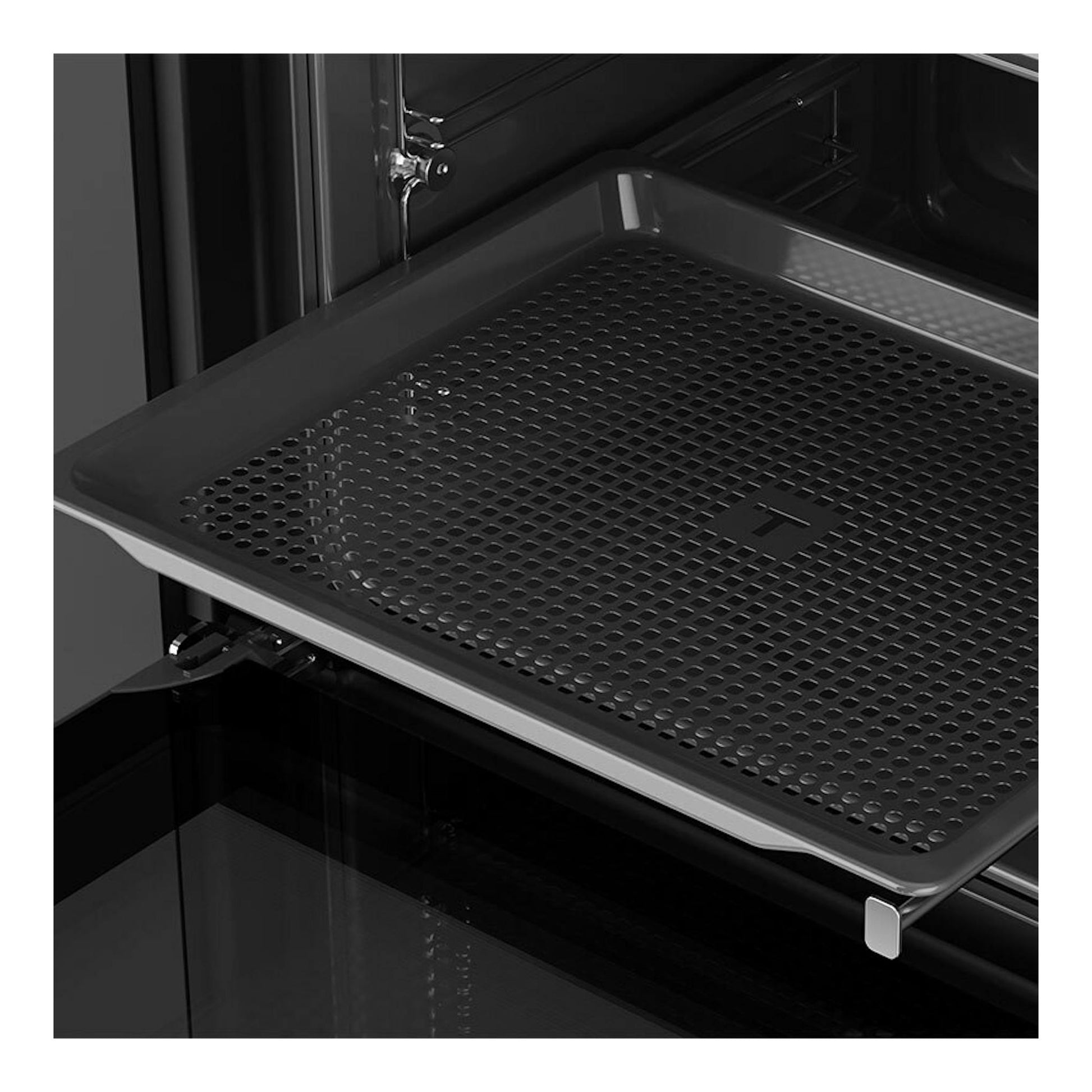 Horno Teka HLB8416BK de cristal negro, interior con bandeja perforada vista en ángulo.