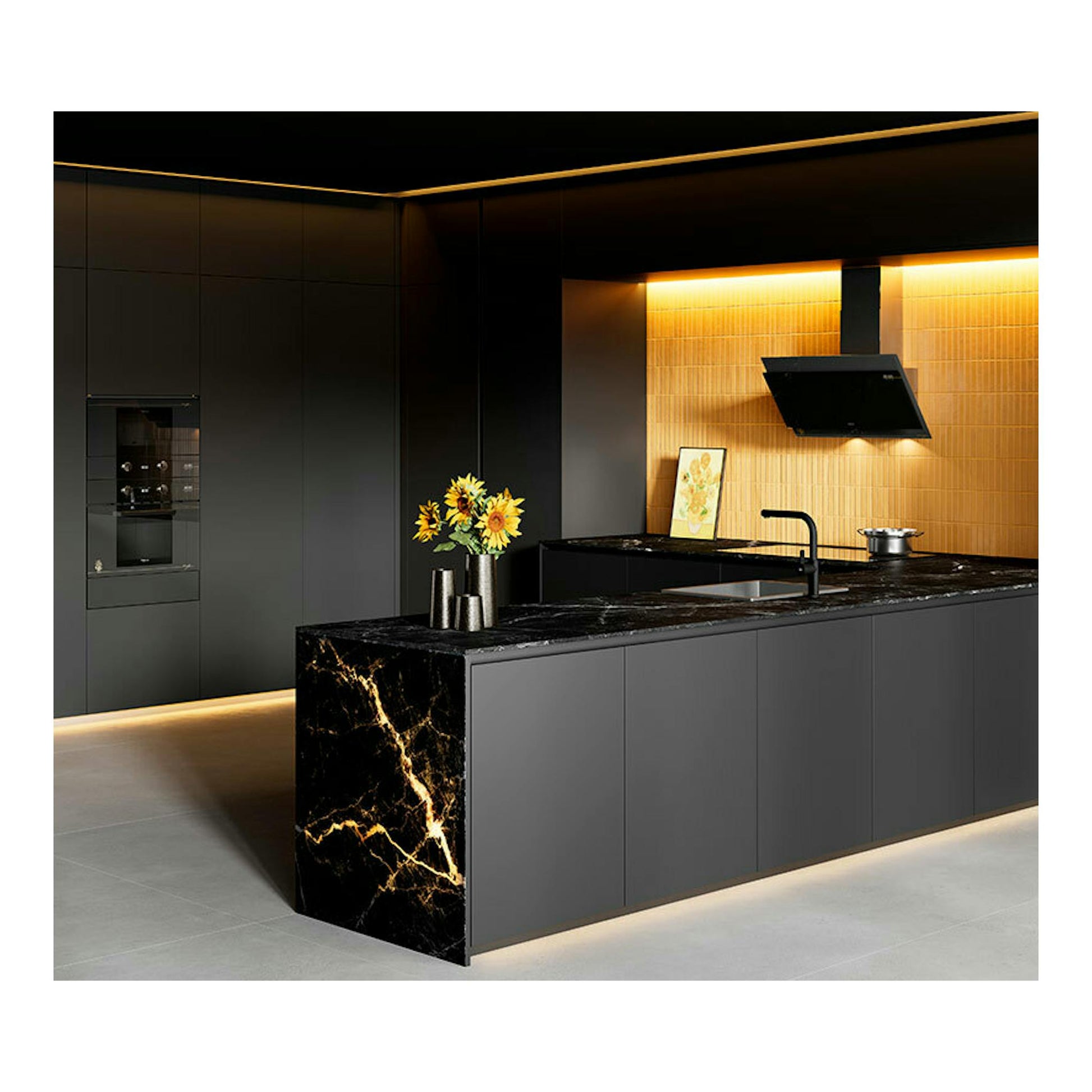 Horno Teka HLB84VGOGH P de cristal gris, empotrado en columna negra de una cocina moderna, vista frontal.