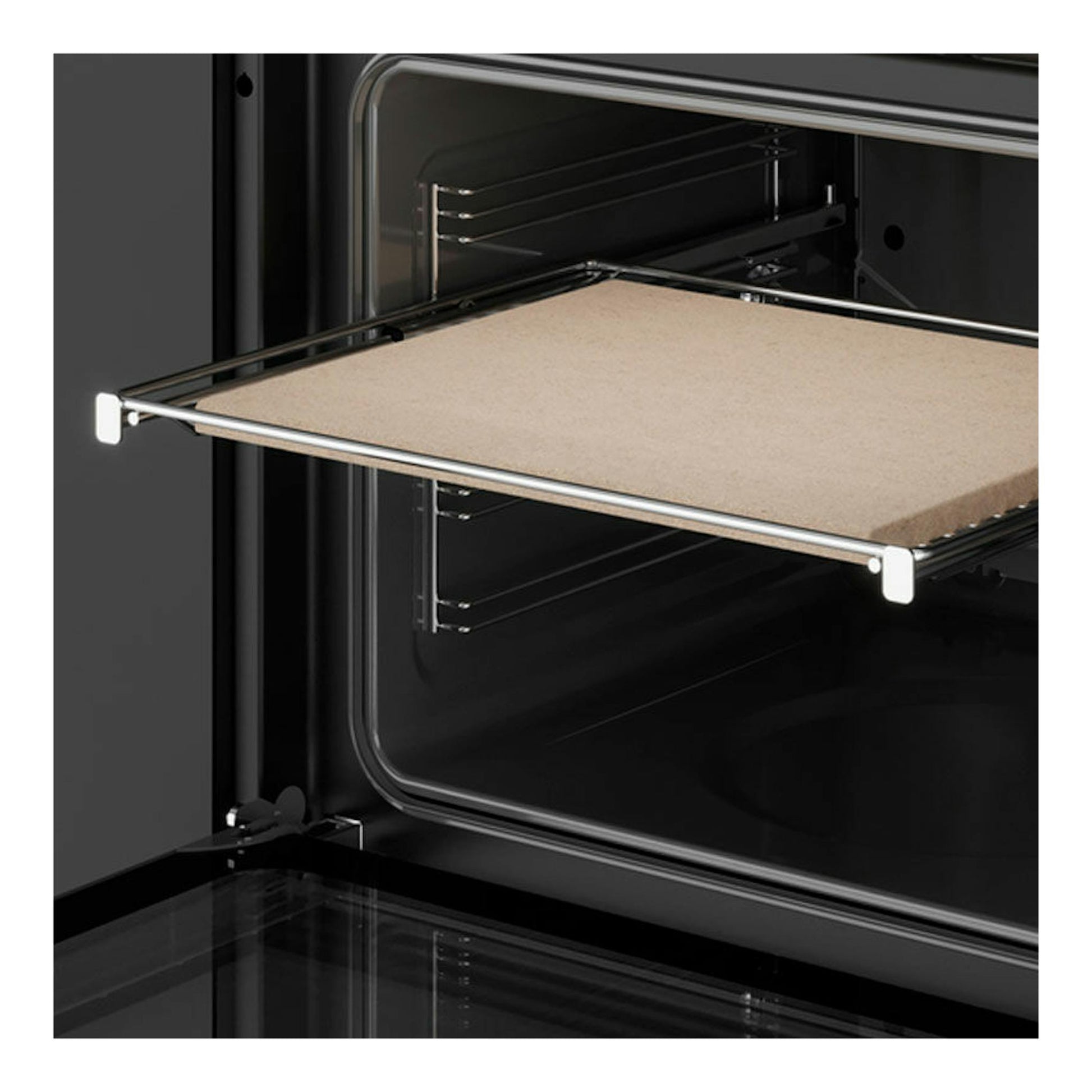 Interior de horno Teka HLB8510P BK negro, vista frontal con bandeja extraíble y puerta abatible abierta.