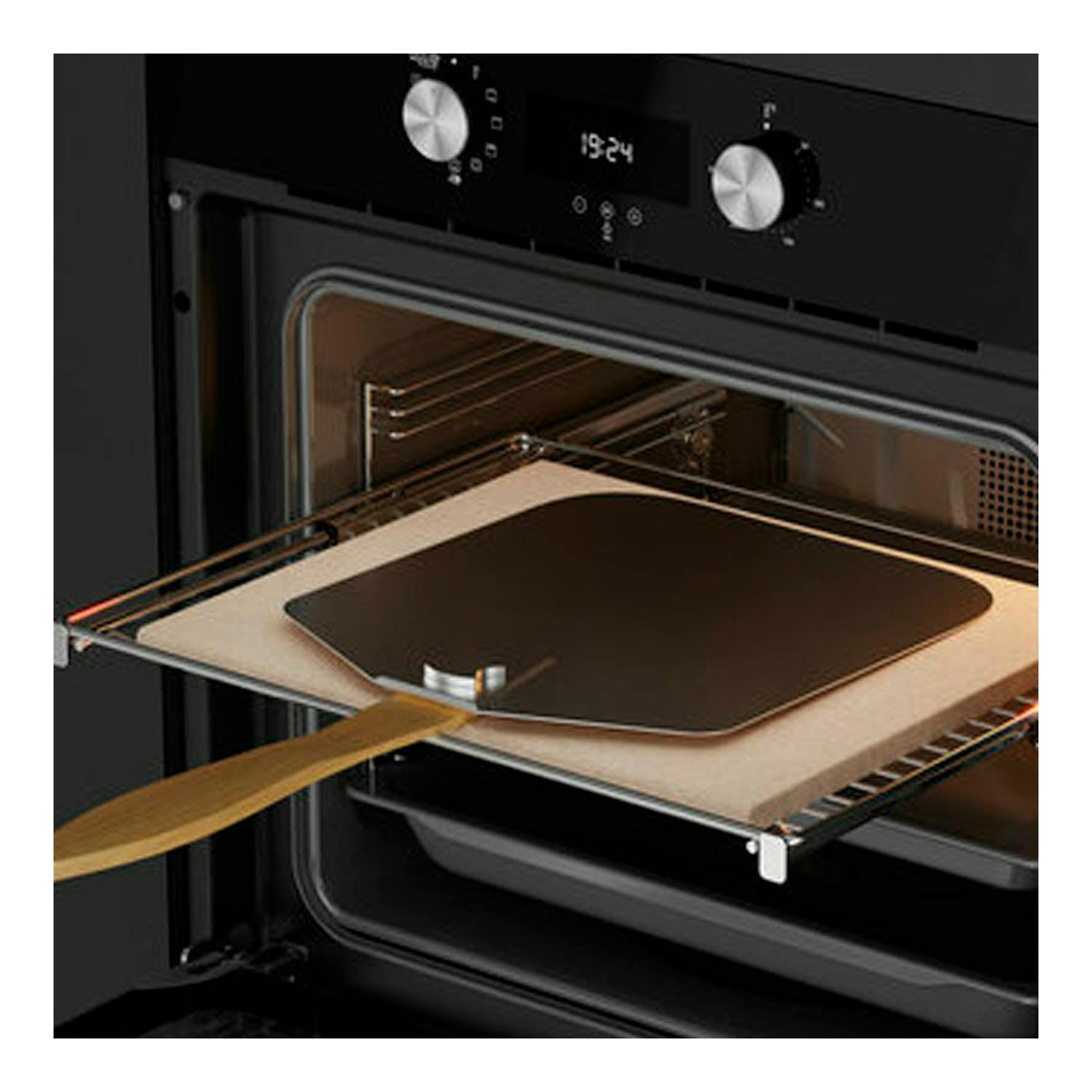 Horno Teka HLB8510P BK negro, vista frontal con puerta abierta y bandeja/piedra para pizza en el interior.