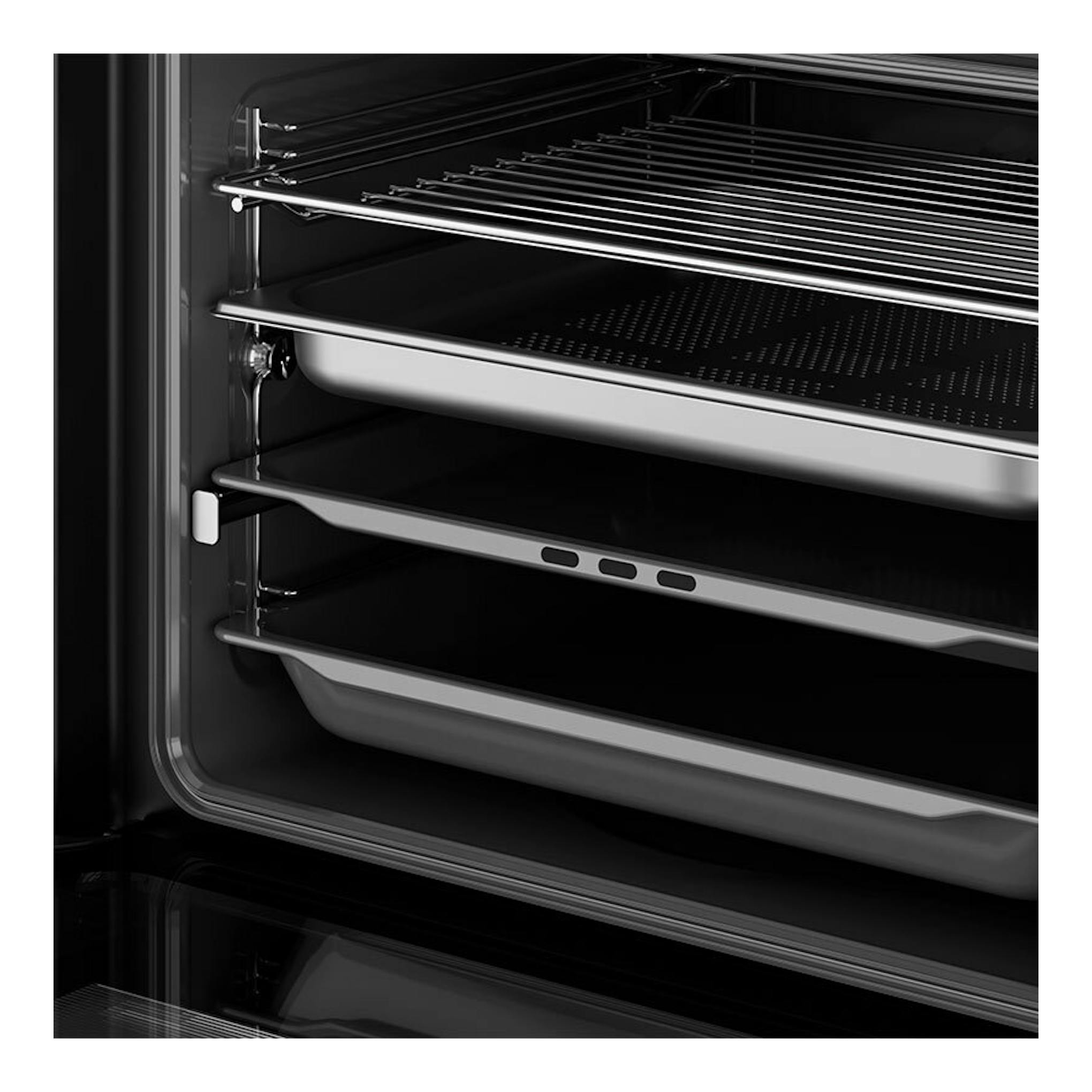 Interior de horno Teka HLB8550 en cristal negro, con bandejas y rejillas metálicas en vista frontal.