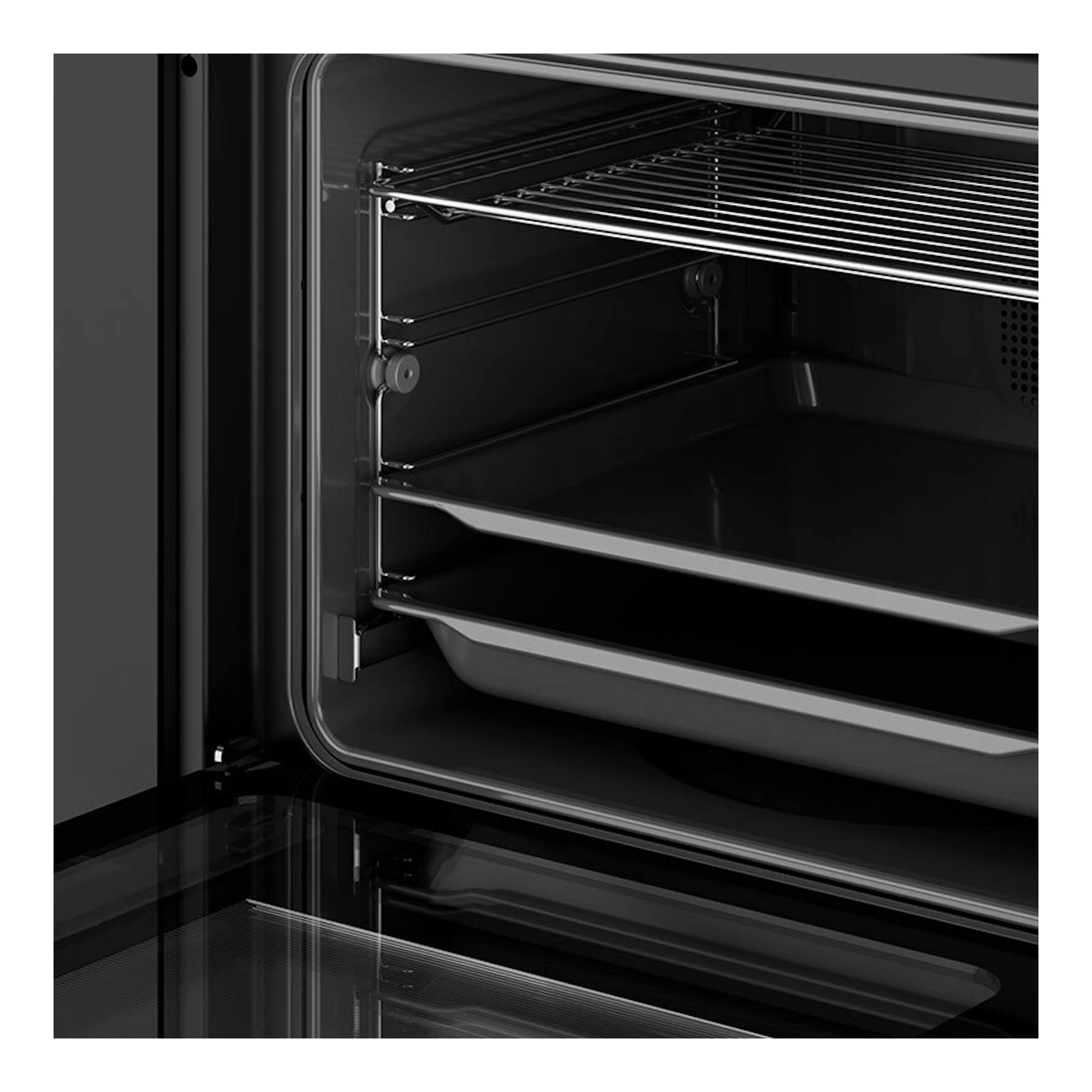 Horno Teka HLB8700P negro, vista interior con puerta abierta y bandejas metálicas.