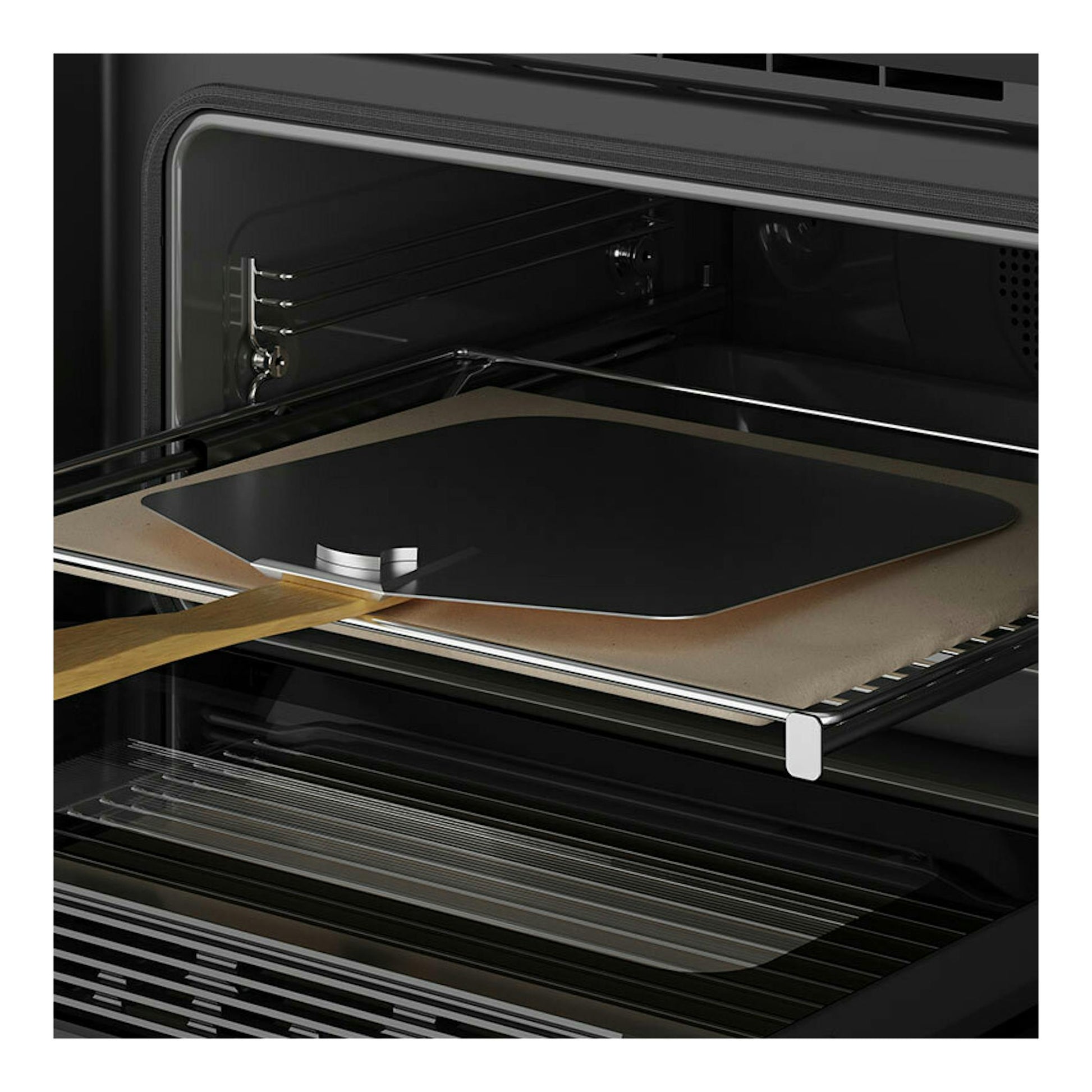 Vista interior de horno Teka HLC8510 P de cristal negro, con bandeja y piedra de hornear negra.