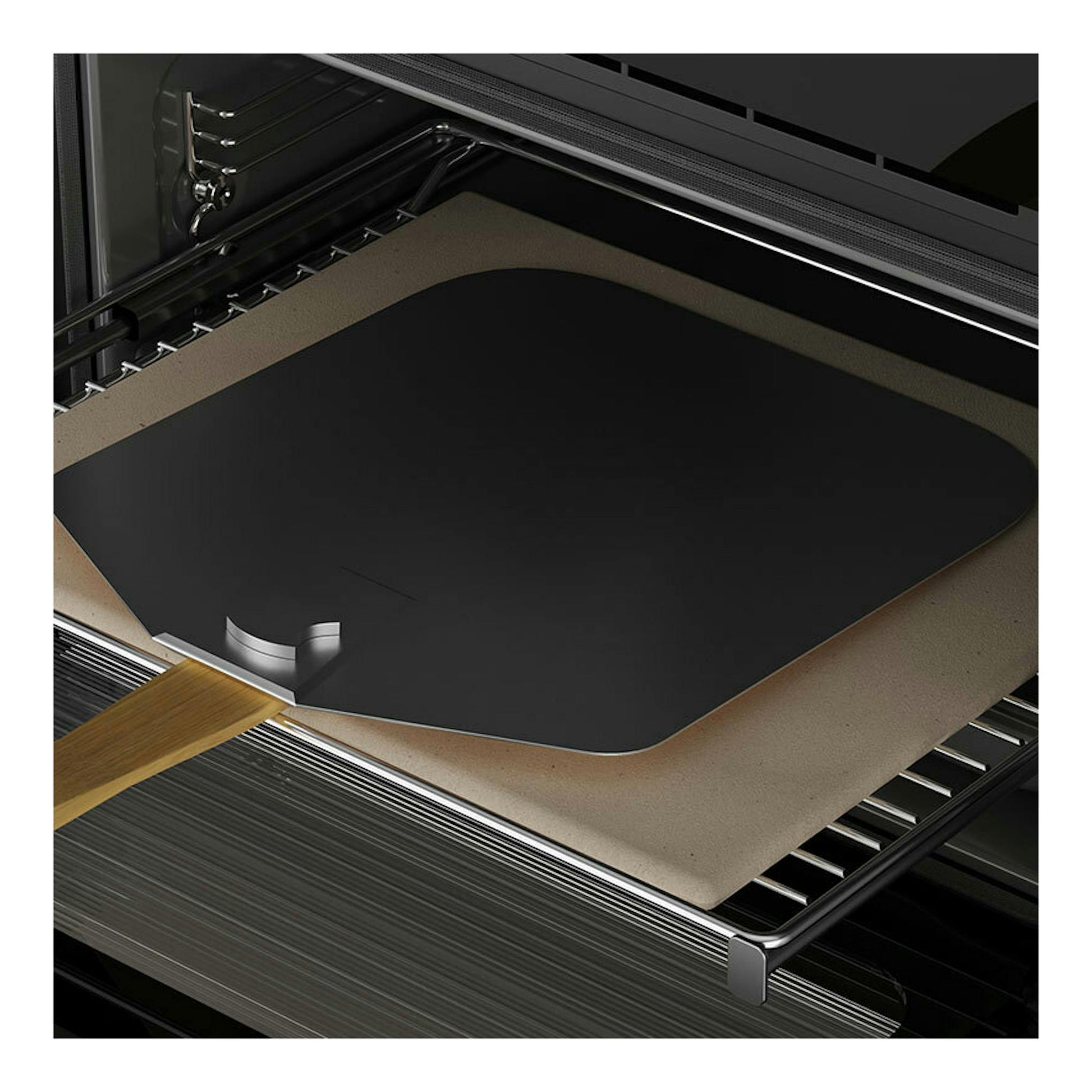 Horno Teka HLC8510 P de cristal negro, vista interior en primer plano con bandeja y tapa negra.