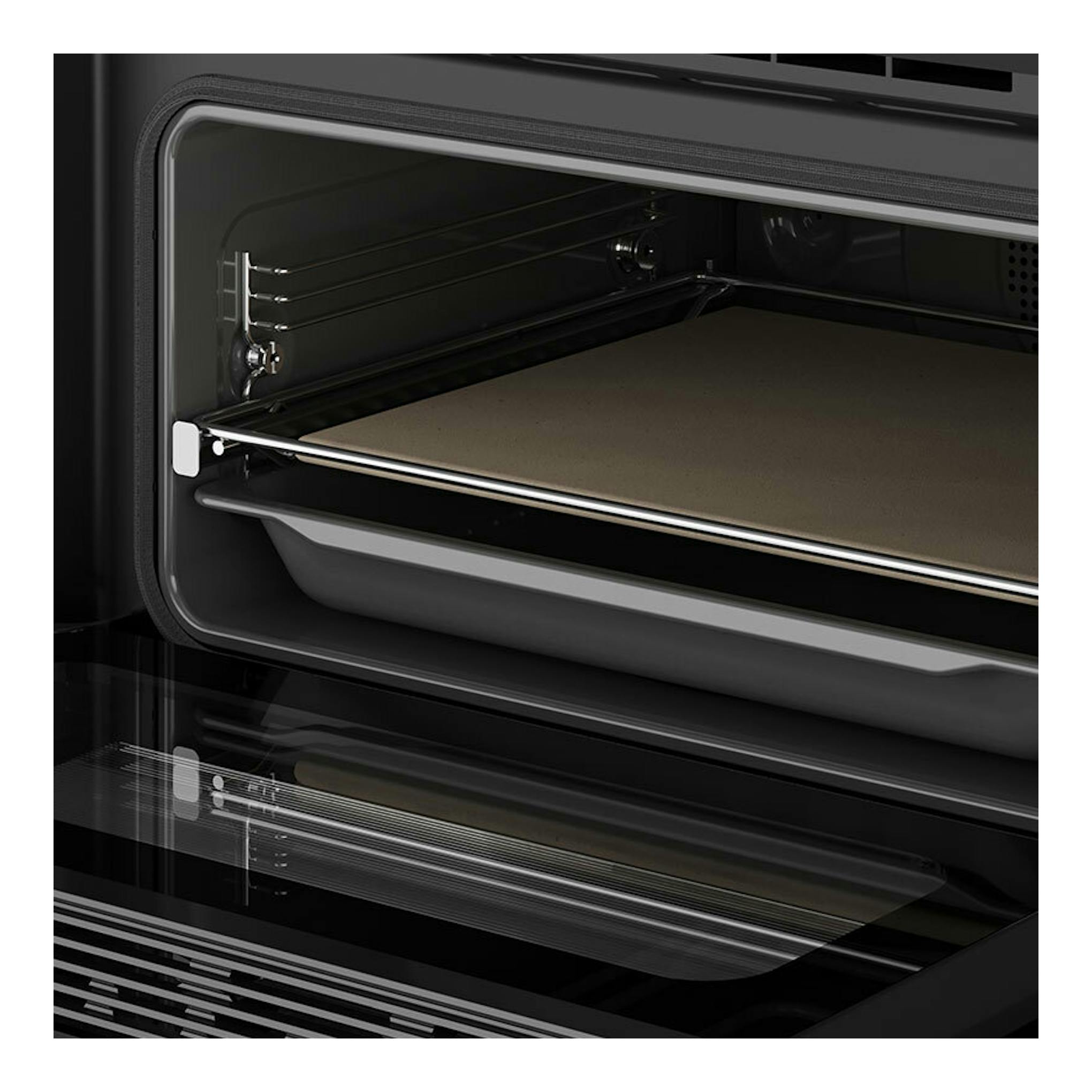 Horno Teka HLC8510 P de cristal negro, vista frontal con la puerta abierta y bandeja interior.