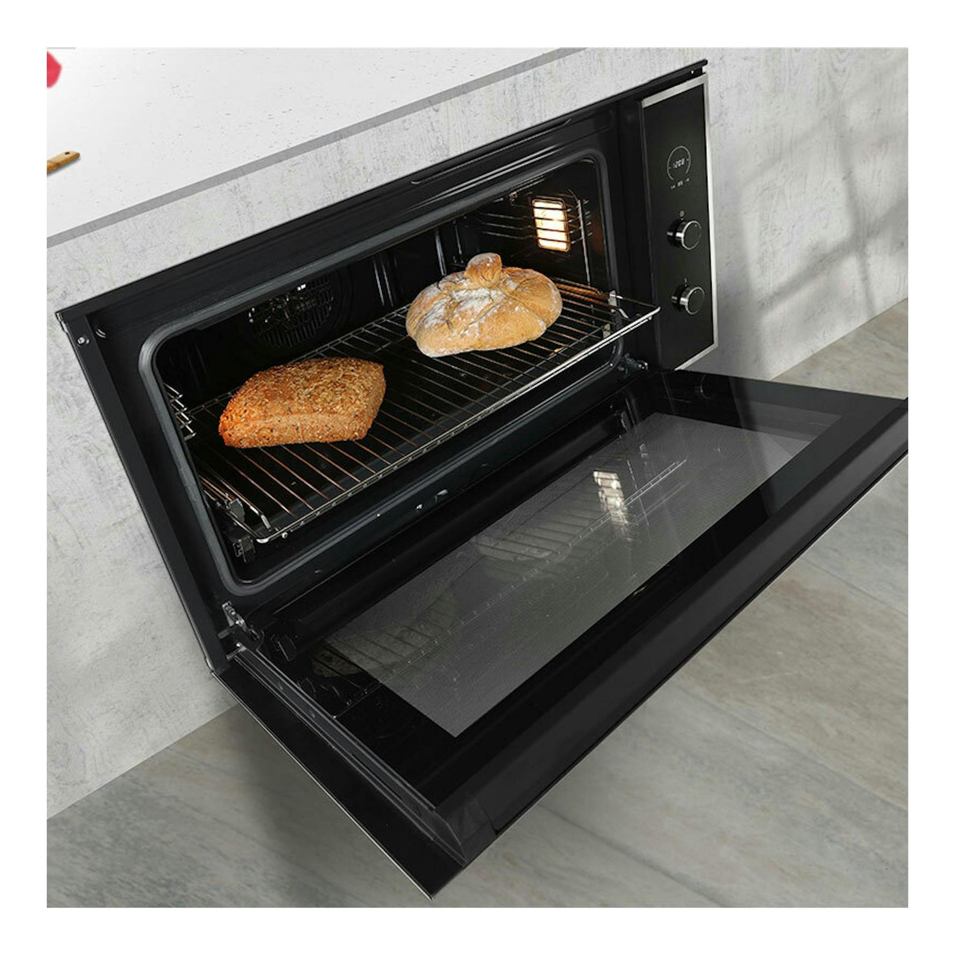 Horno Teka HLF 940 negro empotrado, con puerta abatible abierta y dos panes en el interior.