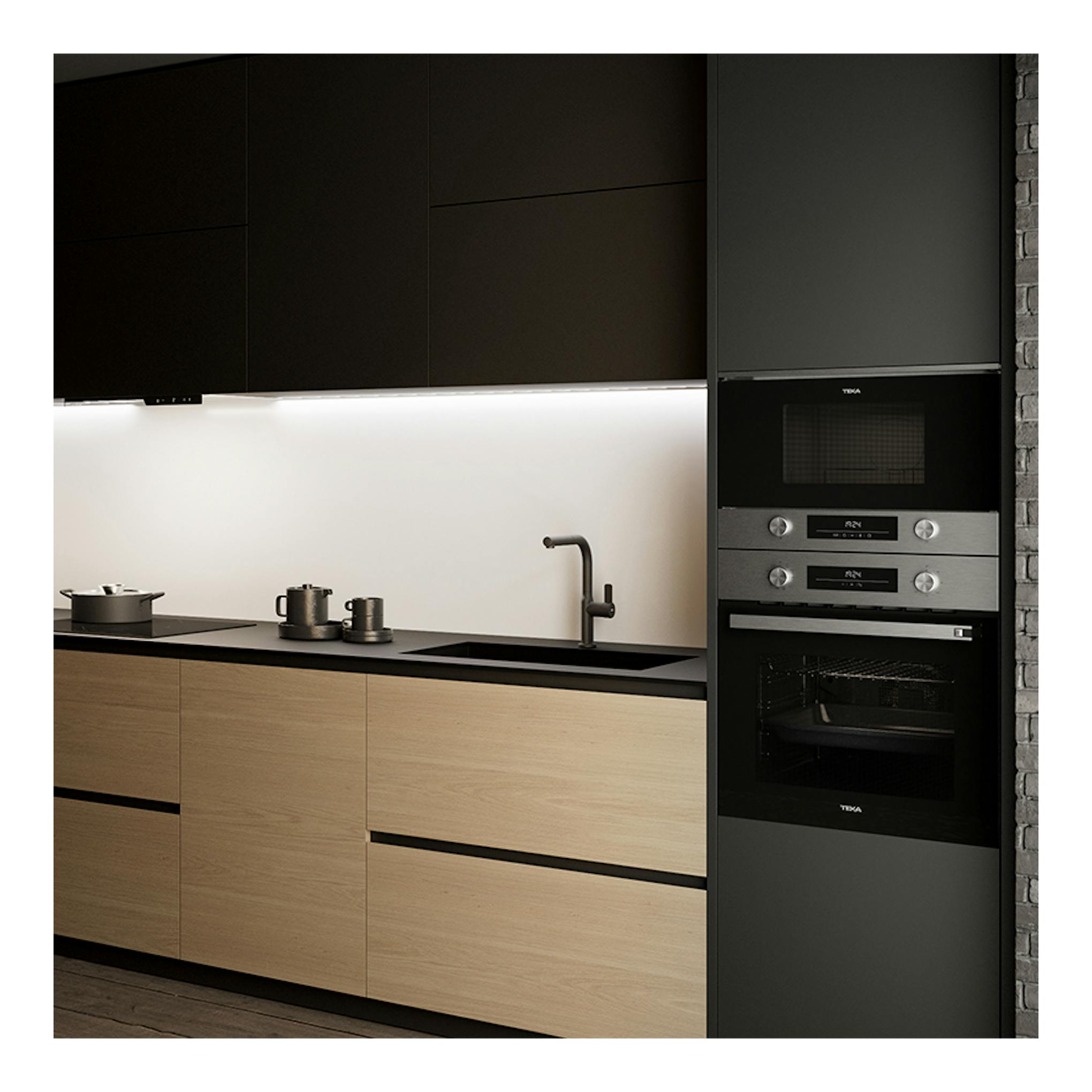 Horno empotrado Teka HSB6360P inox, frontal negro y acero, integrado en columna de cocina.