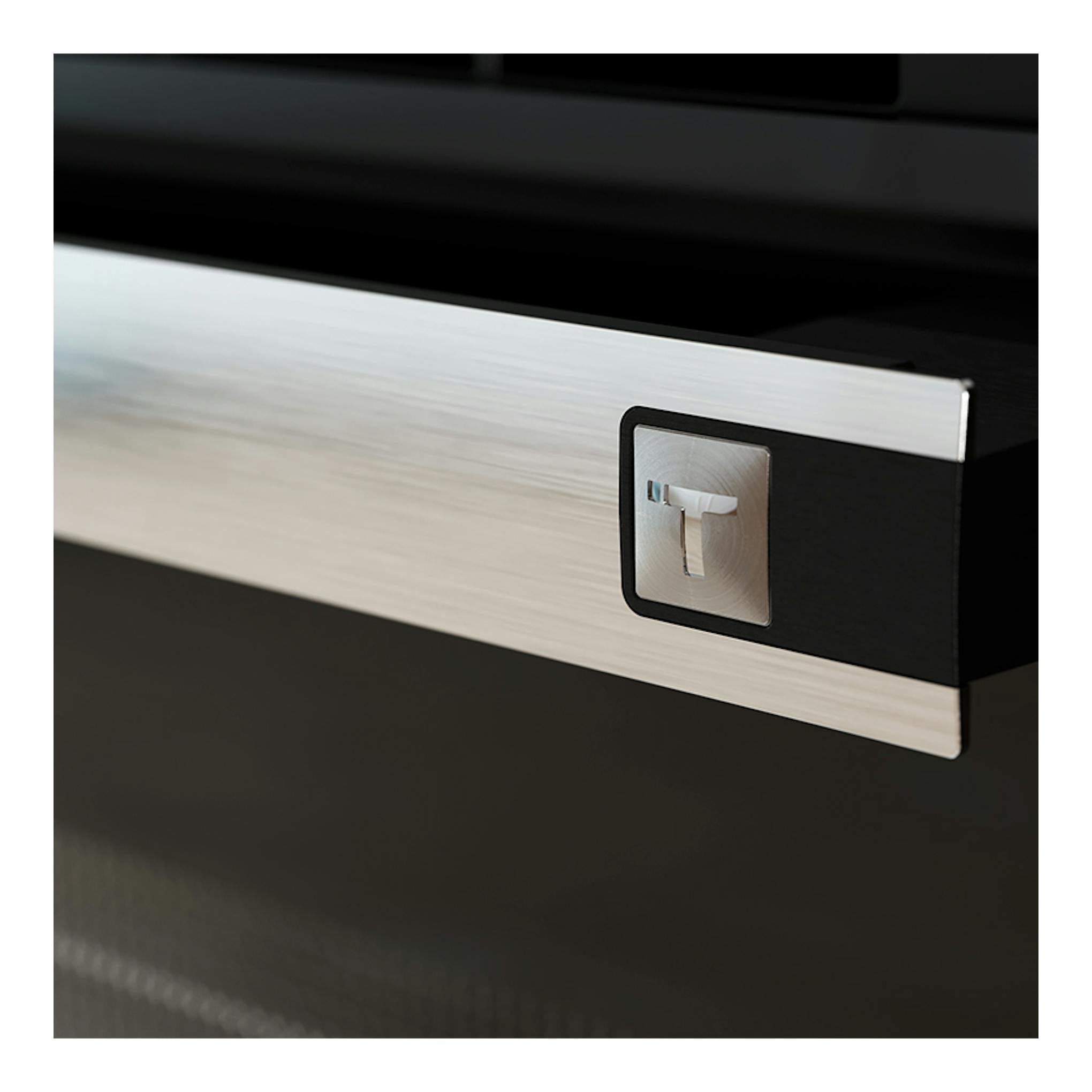 Horno Teka HSB6360P Inox, primer plano del frontal negro con tirador de acero inoxidable.
