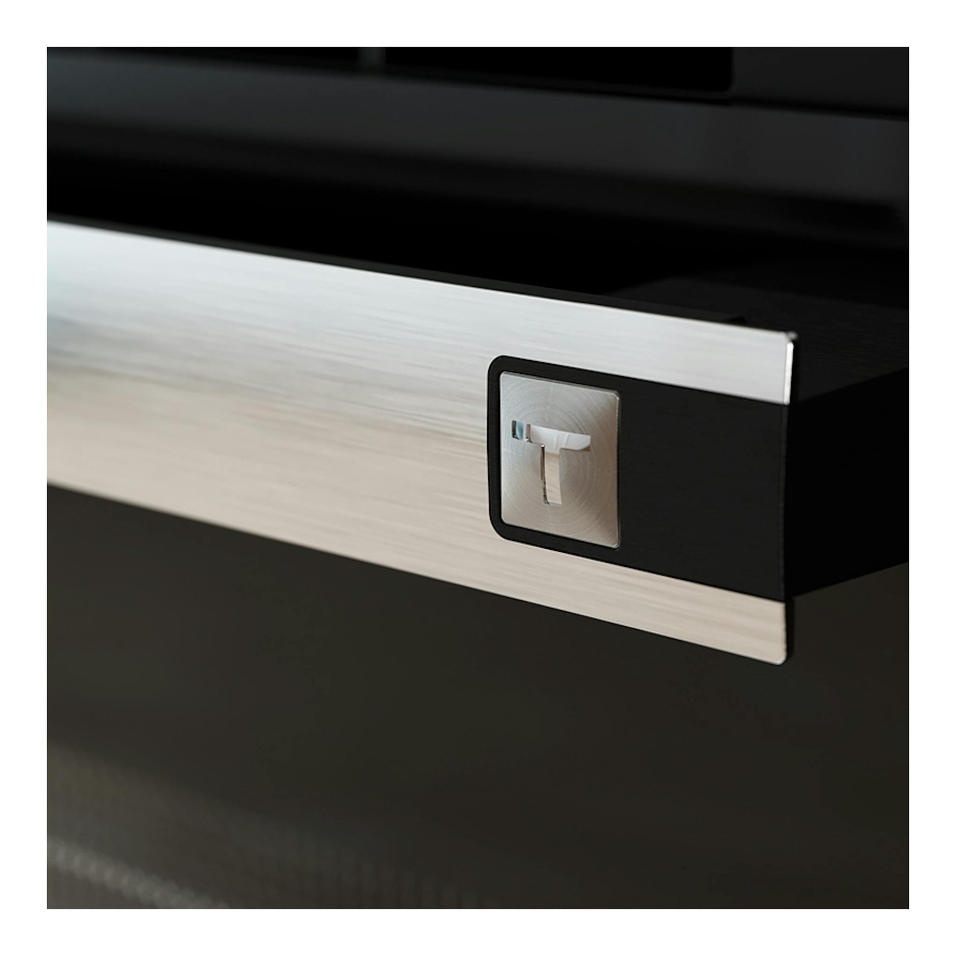 Primer plano de horno Teka HSB6466P Inox, frente en acero inoxidable y cristal negro con detalle T.