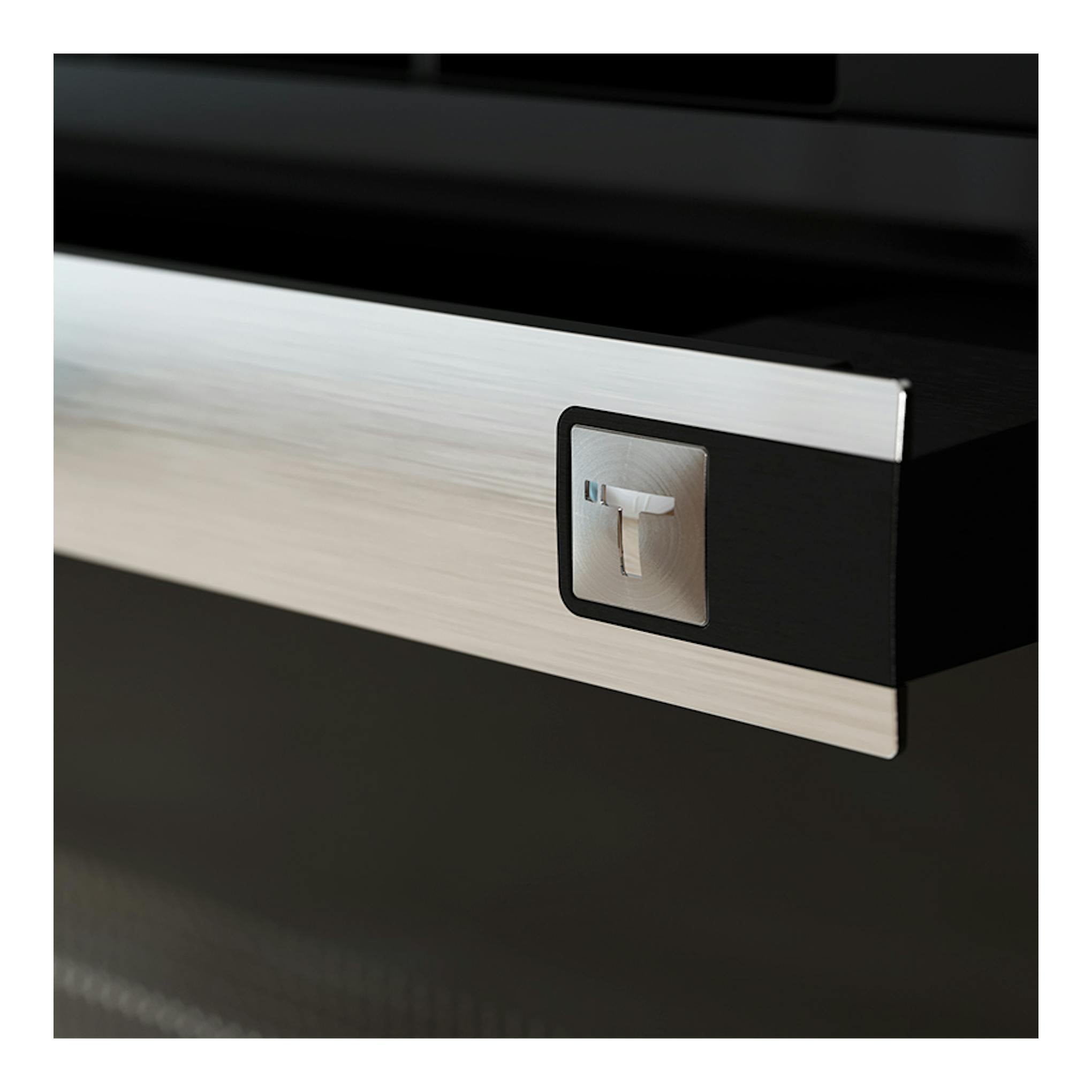 Primer plano de horno Teka HSB6466P Inox, frente en acero inoxidable y cristal negro con detalle T.