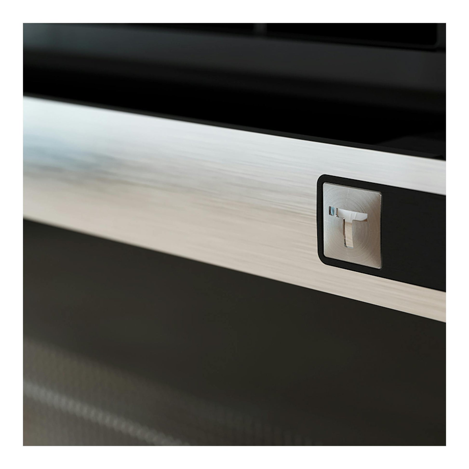 Horno Teka HSC6350P Inox, primer plano de la puerta en acero inoxidable con logo Teka.