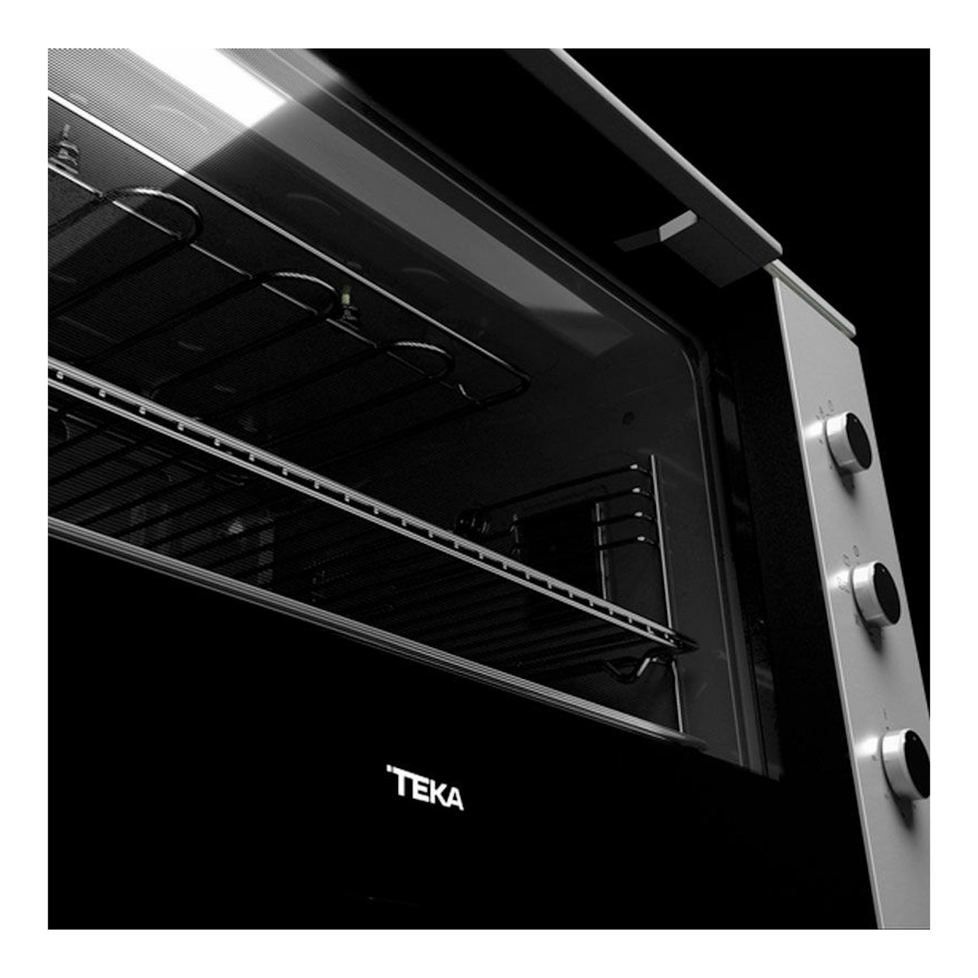 Horno Teka HSF 900 Inox, primer plano en ángulo con interior negro, puerta de vidrio y panel lateral con mandos.