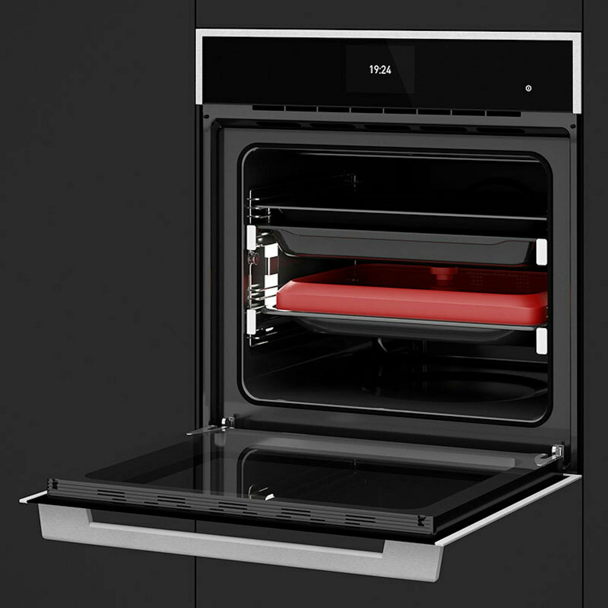 Horno Teka iOVEN P negro, empotrado, con la puerta abatible abierta y una bandeja roja en el interior.