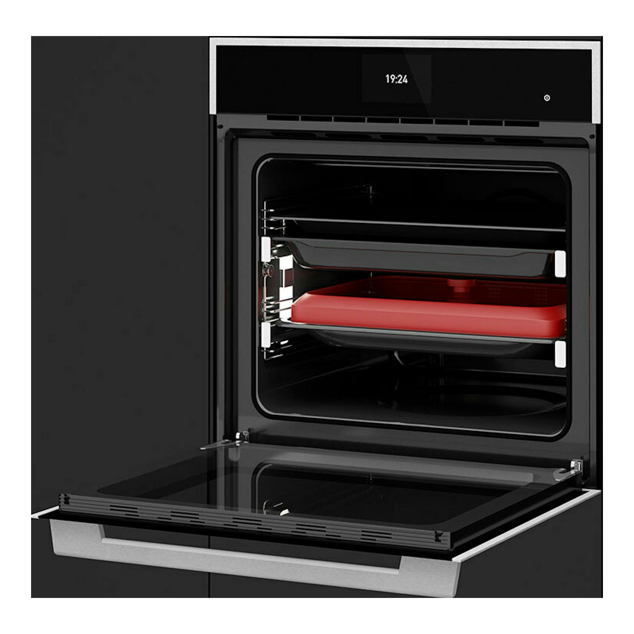 Horno Teka iOVEN P negro, empotrado, con la puerta abatible abierta y una bandeja roja en el interior.