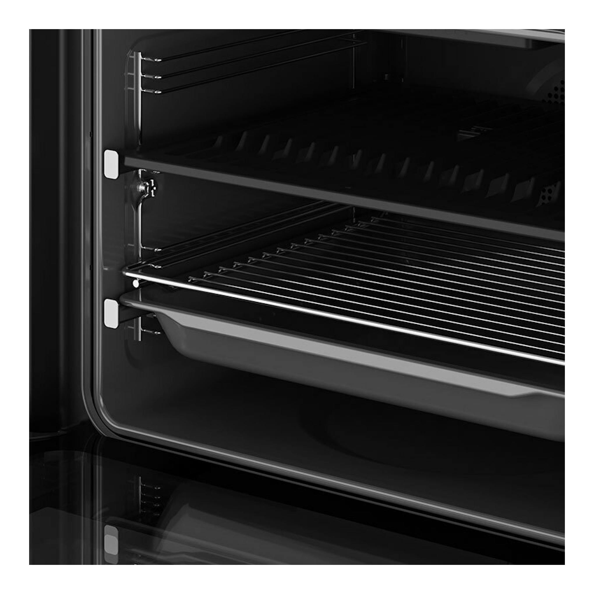 Horno Teka STEAKMASTER Lite de cristal negro, vista interior con parrillas y bandeja.