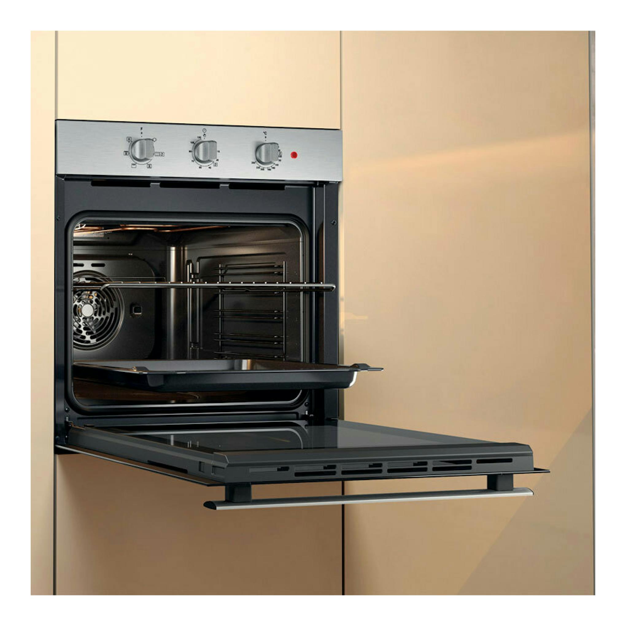 Horno Whirlpool OMR35HR0X de inox, empotrado y abierto, vista frontal con puerta abatida.