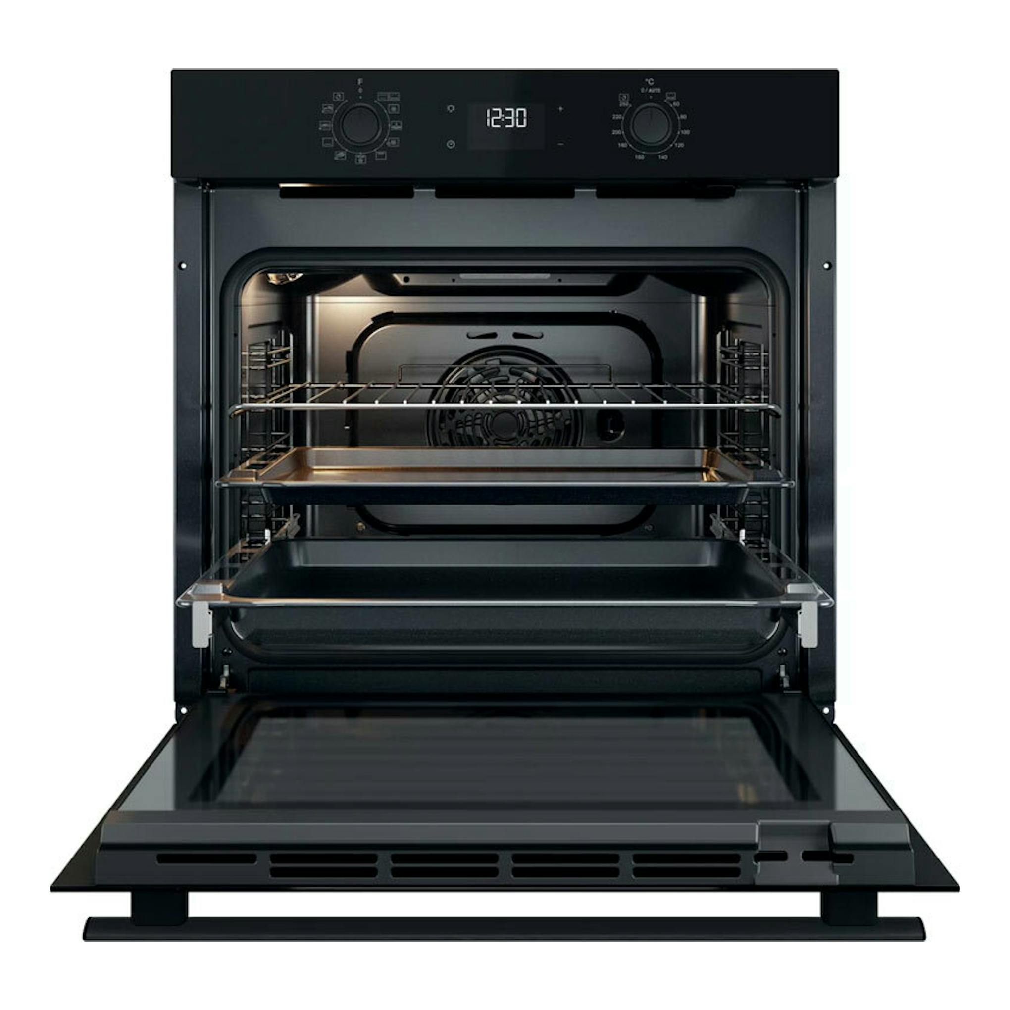 Horno empotrable Whirlpool OMR58HU1B negro, vista frontal con puerta abatida y cavidad interior visible.