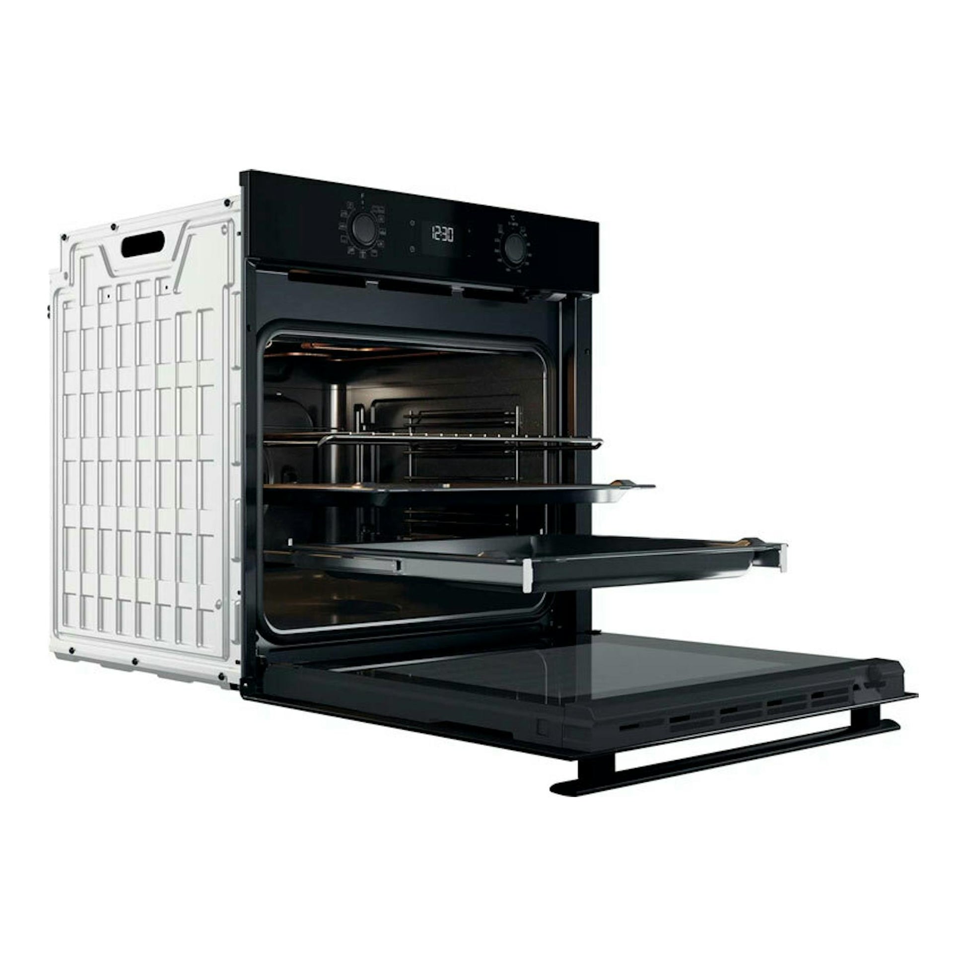 Horno empotrable Whirlpool OMR58HU1B negro, visto en tres cuartos con la puerta abierta.