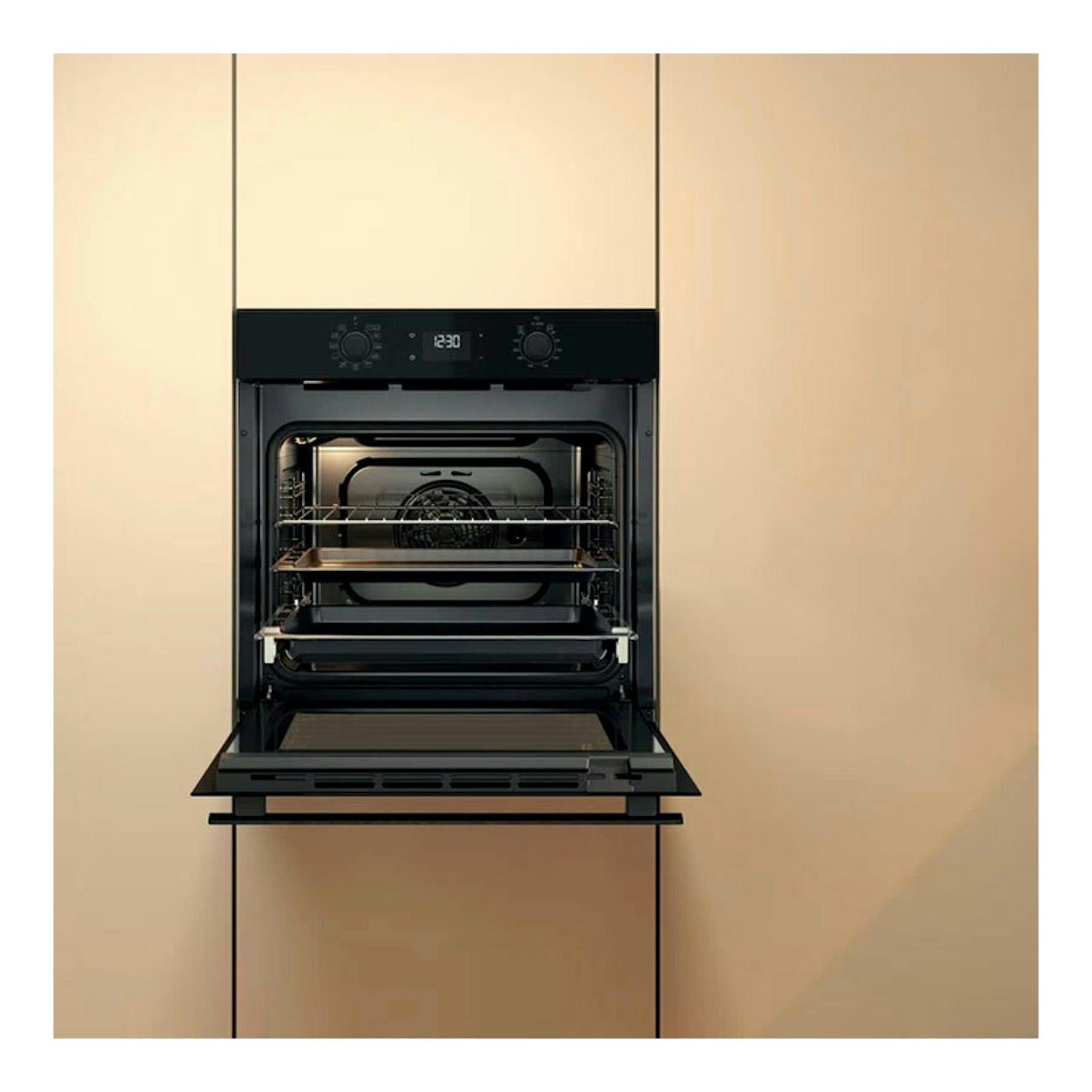 Horno empotrado Whirlpool OMR58HU1B de cristal negro, vista frontal con la puerta abierta e interior visible.