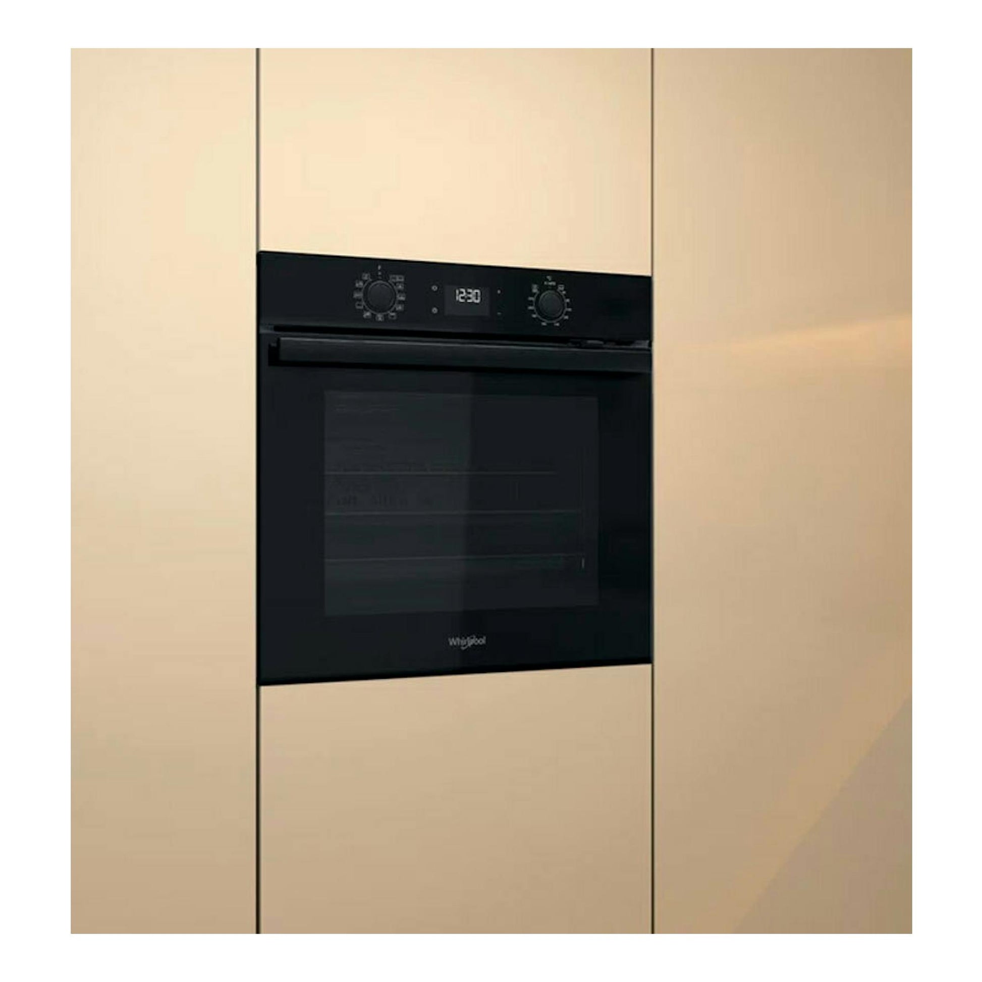 Horno empotrado Whirlpool OMR58HU1B de cristal negro, vista frontal con mandos y display digital.