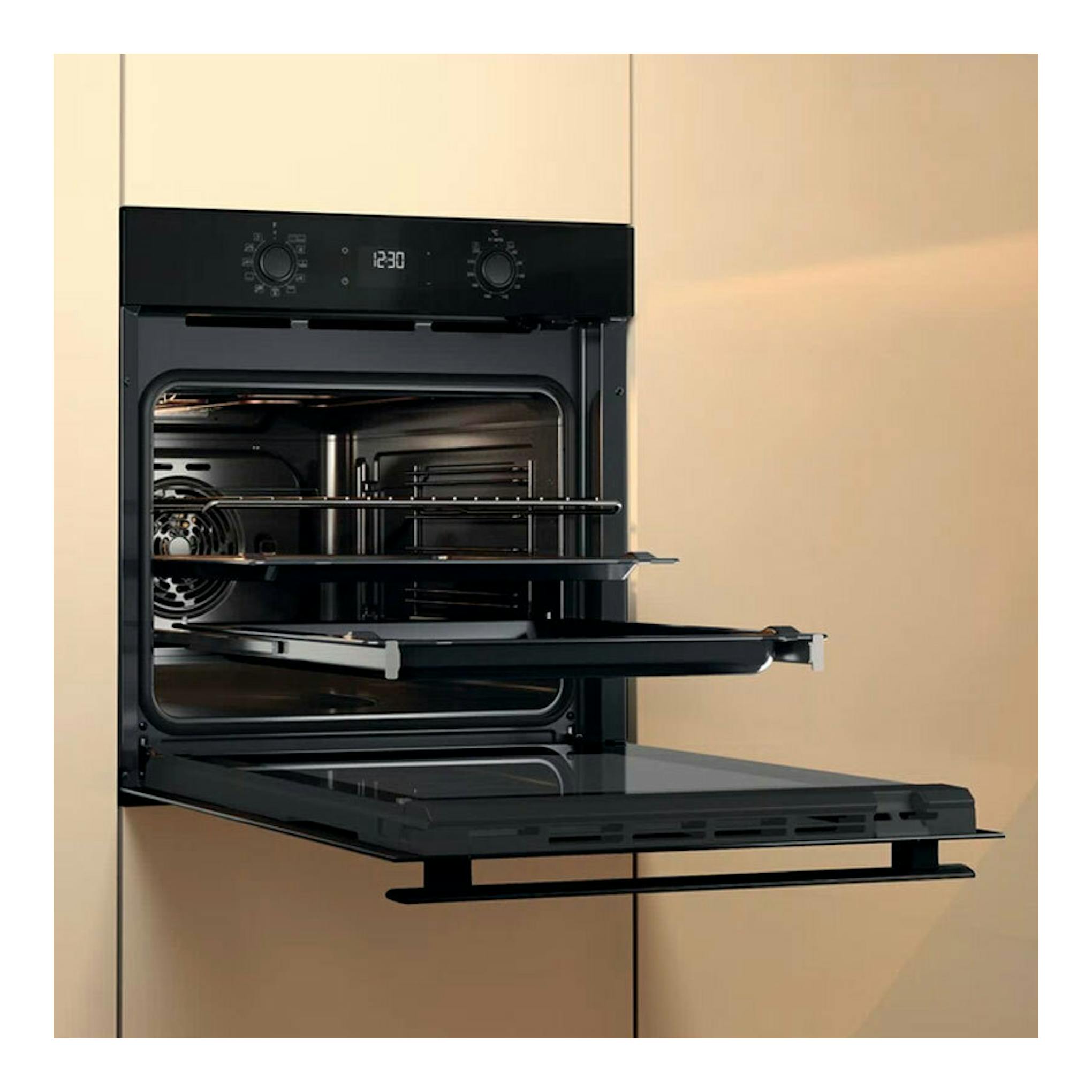 Horno empotrable Whirlpool OMR58HU1B de cristal negro, vista frontal con la puerta abierta.