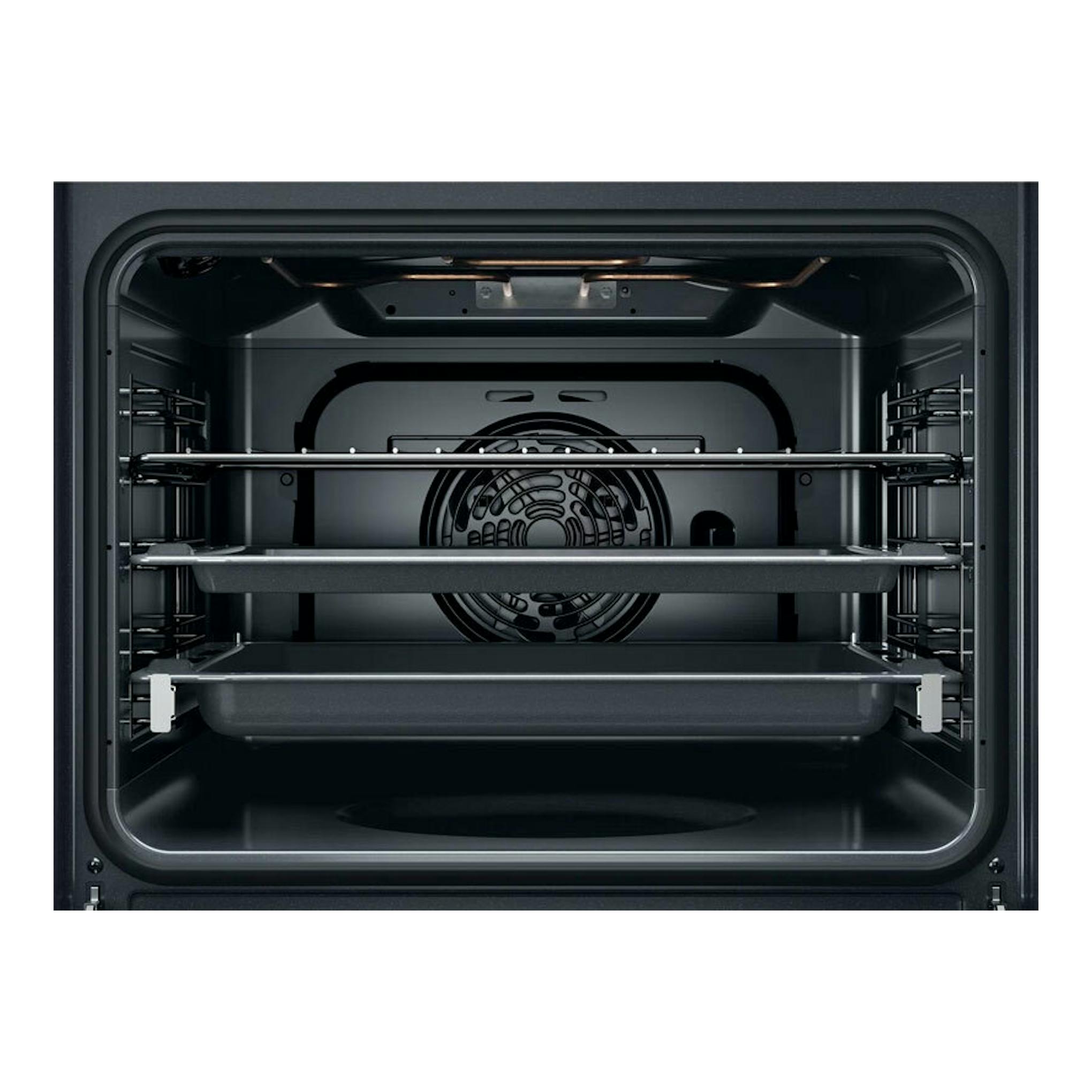 Interior de horno Whirlpool OMR58HU1X inox, vista frontal con ventilador central y tres bandejas.