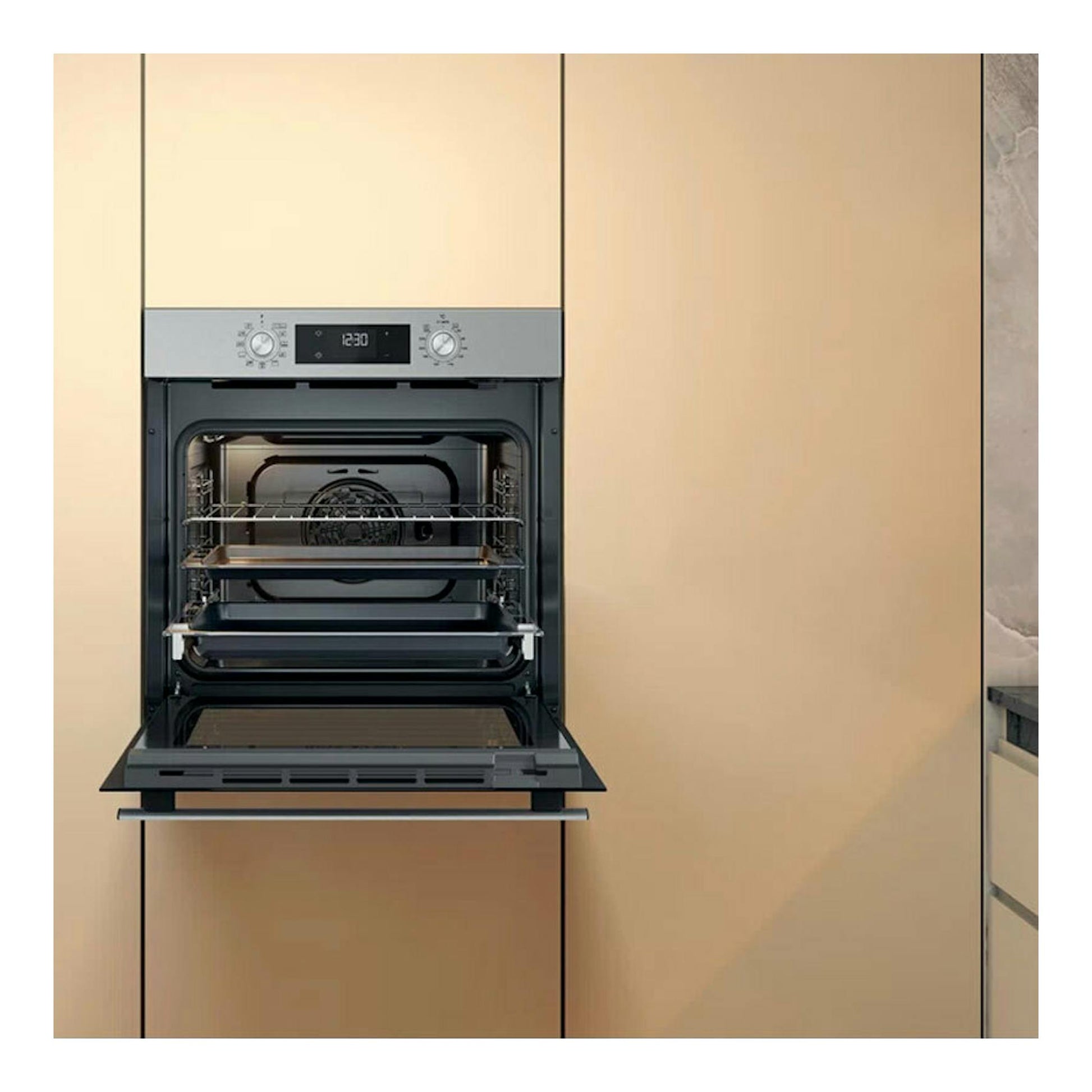 Horno Whirlpool OMR58HU1X inox, empotrado y frontal, con puerta abatible abierta y panel digital.