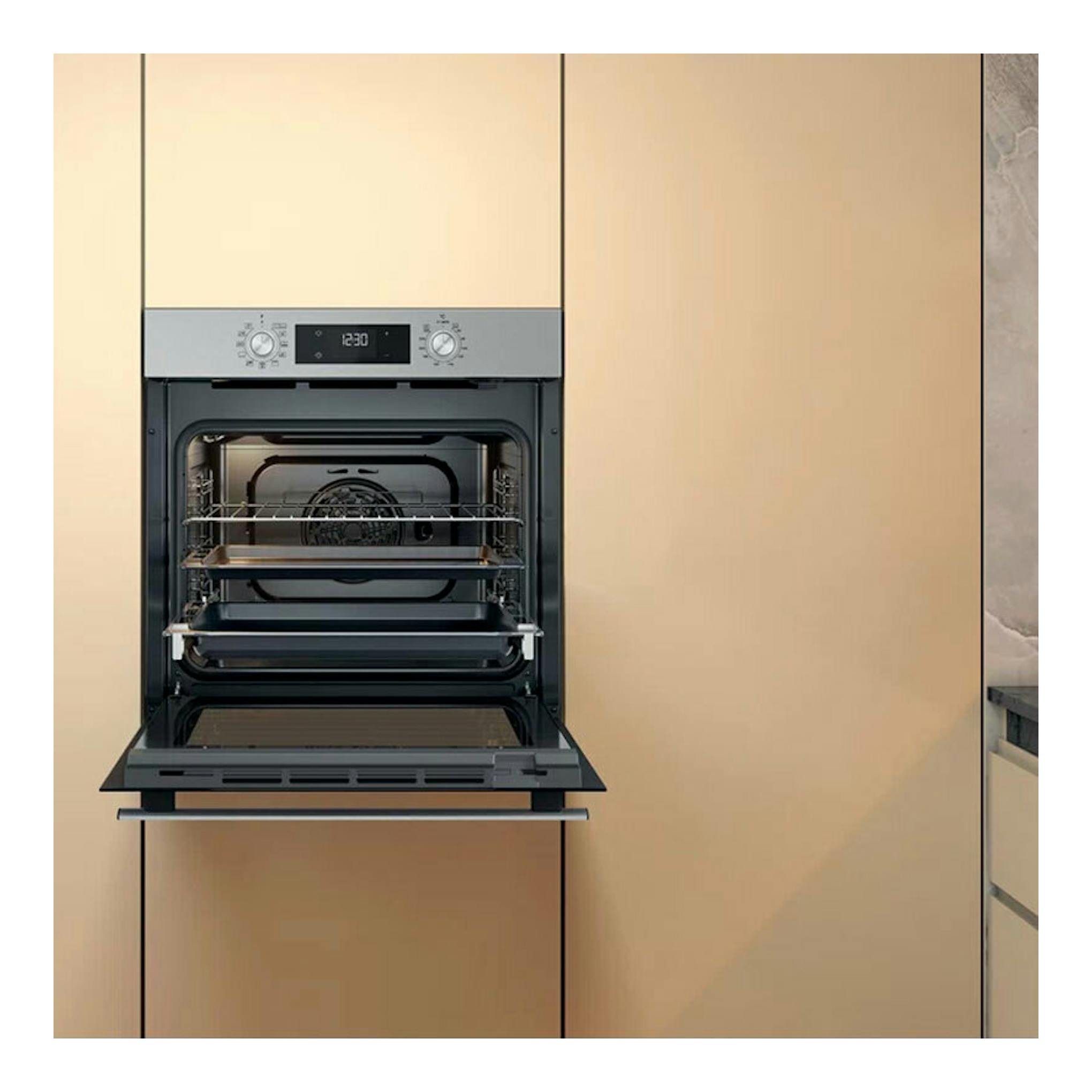 Horno Whirlpool OMR58HU1X inox, empotrado y frontal, con puerta abatible abierta y panel digital.