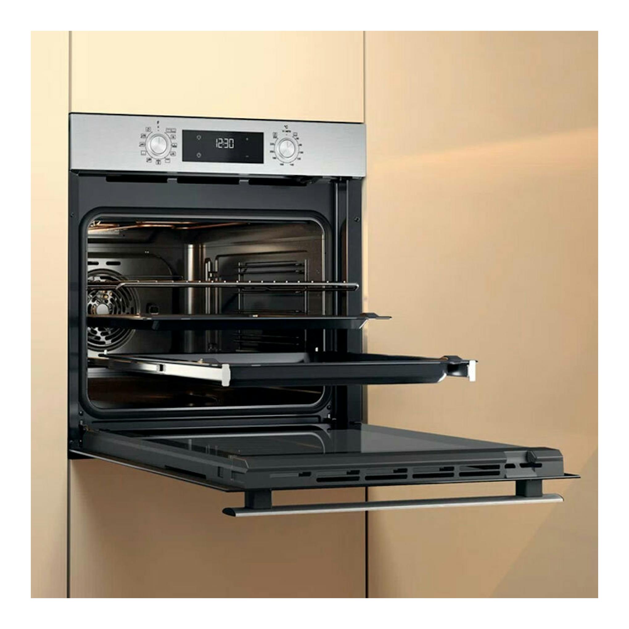 Horno Whirlpool OMR58HU1X inoxidable, empotrado, con puerta abatible abierta y panel digital frontal.