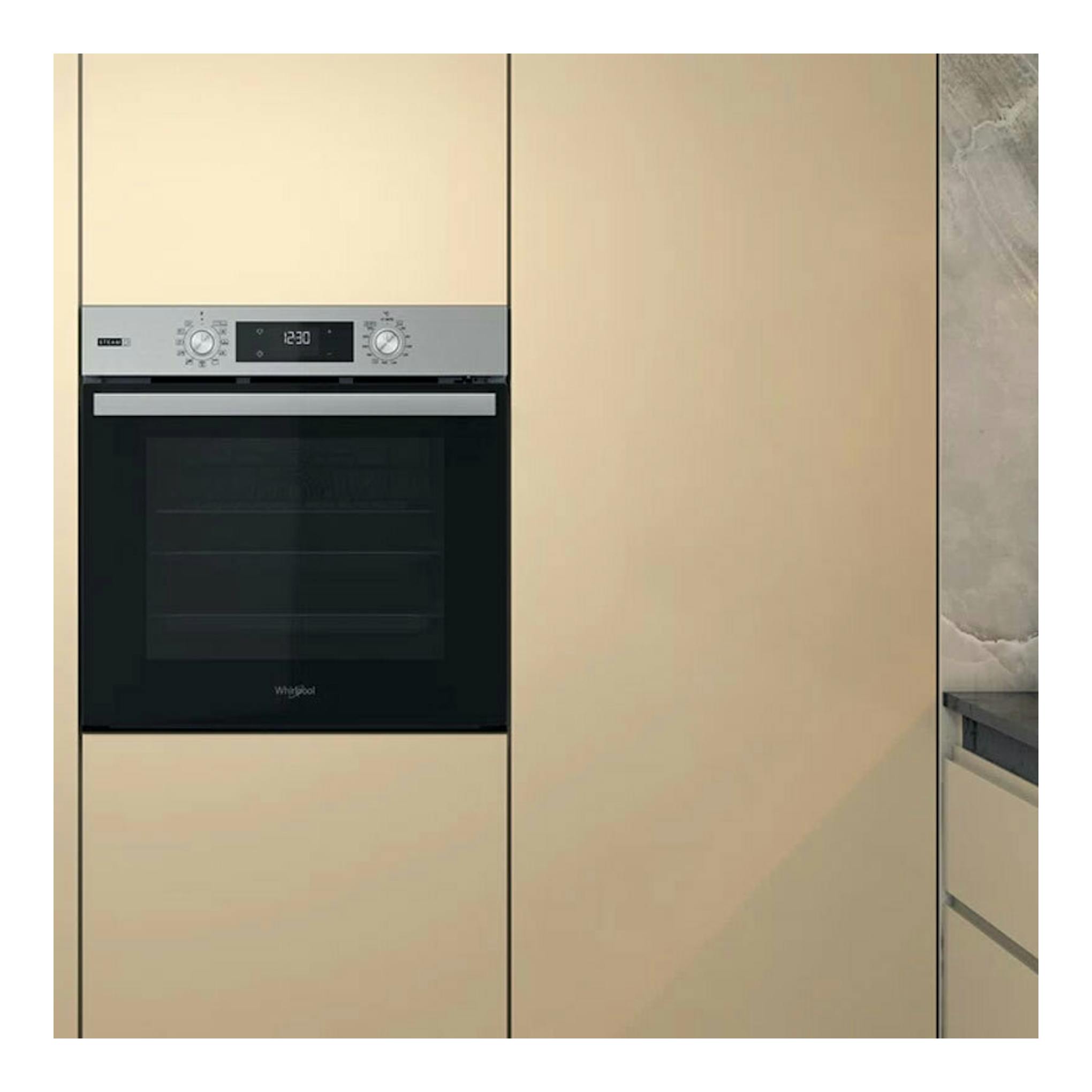 Horno empotrado Whirlpool OMSR58RU1SX, vista frontal, negro y acero, con mandos y display, integrado en mueble beige.