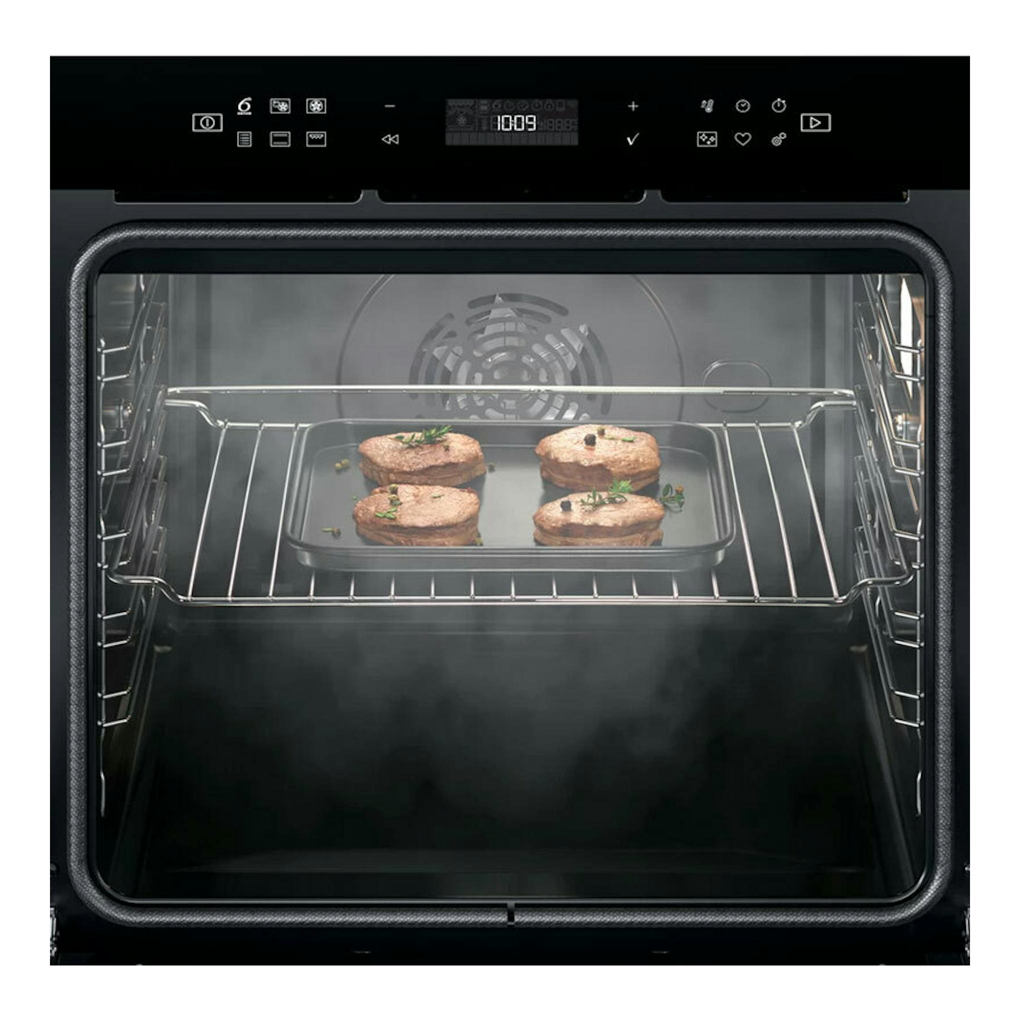 Vista frontal del horno Whirlpool W6 OS4 4S1 H BL en cristal negro, con bandeja y cuatro piezas de carne.