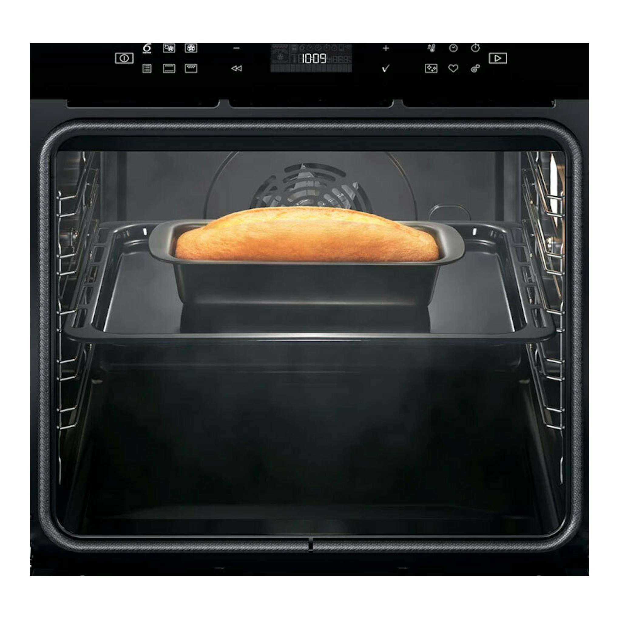 Horno Whirlpool W6 OS4 4S1 H BL de cristal negro, vista frontal del interior con pan en un molde.