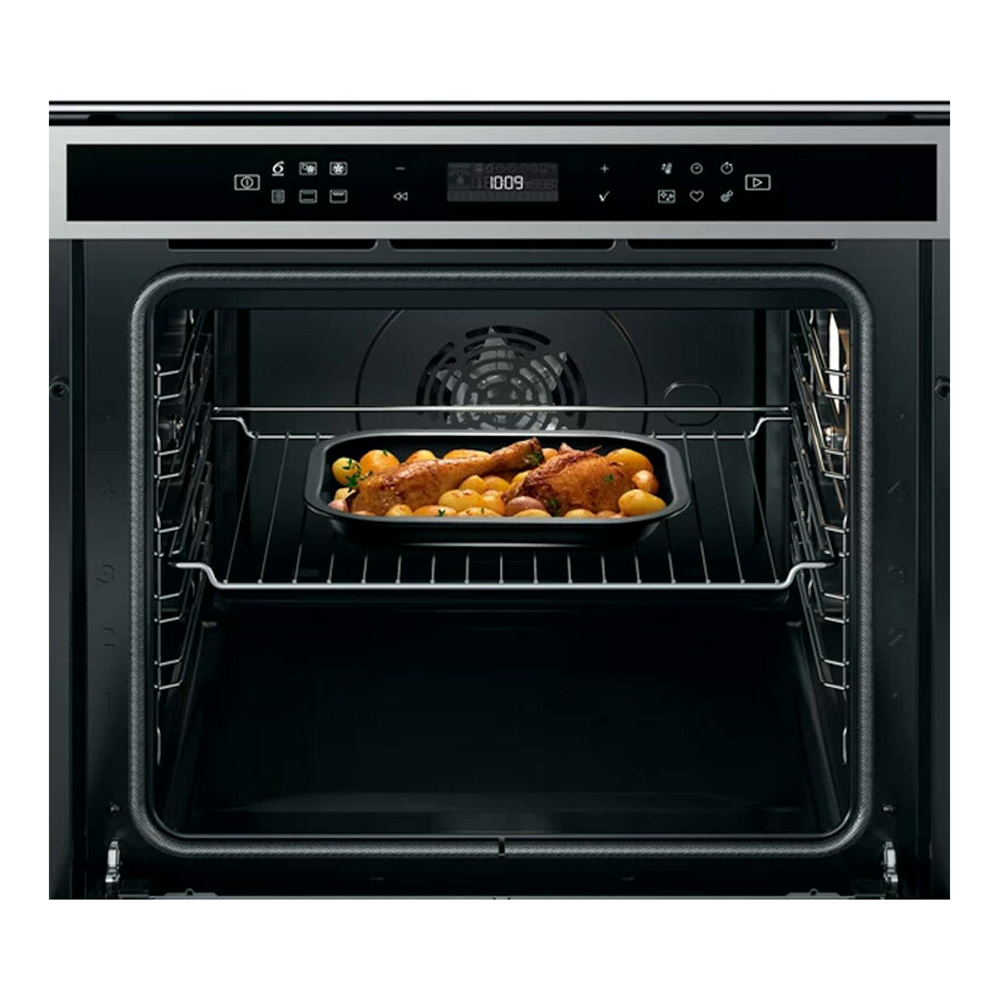 Vista frontal de horno Whirlpool W6 OS4 4S1 P negro abierto, con bandeja de pollo y patatas.