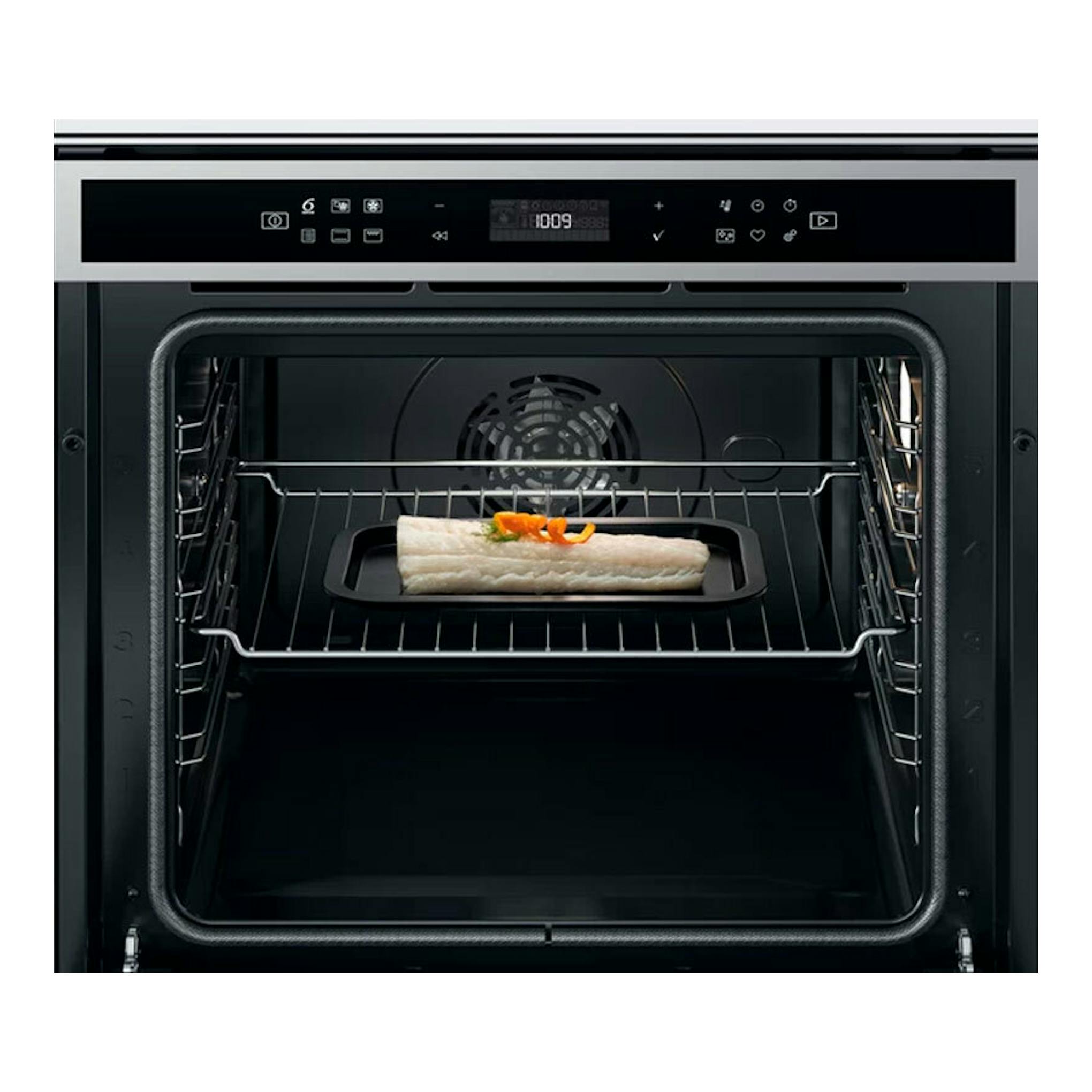 Horno Whirlpool W6 OS4 4S1 P negro, vista frontal con puerta abierta e interior con bandeja y pescado.