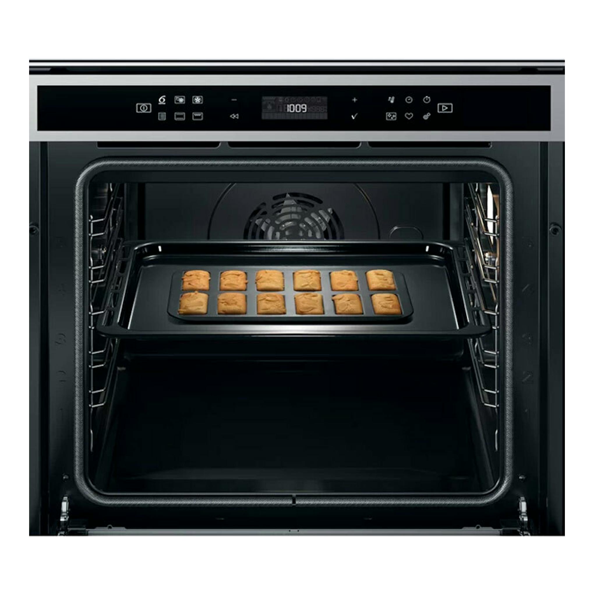 Horno Whirlpool W6 OS4 4S1 P negro, vista frontal interior con bandeja de galletas.