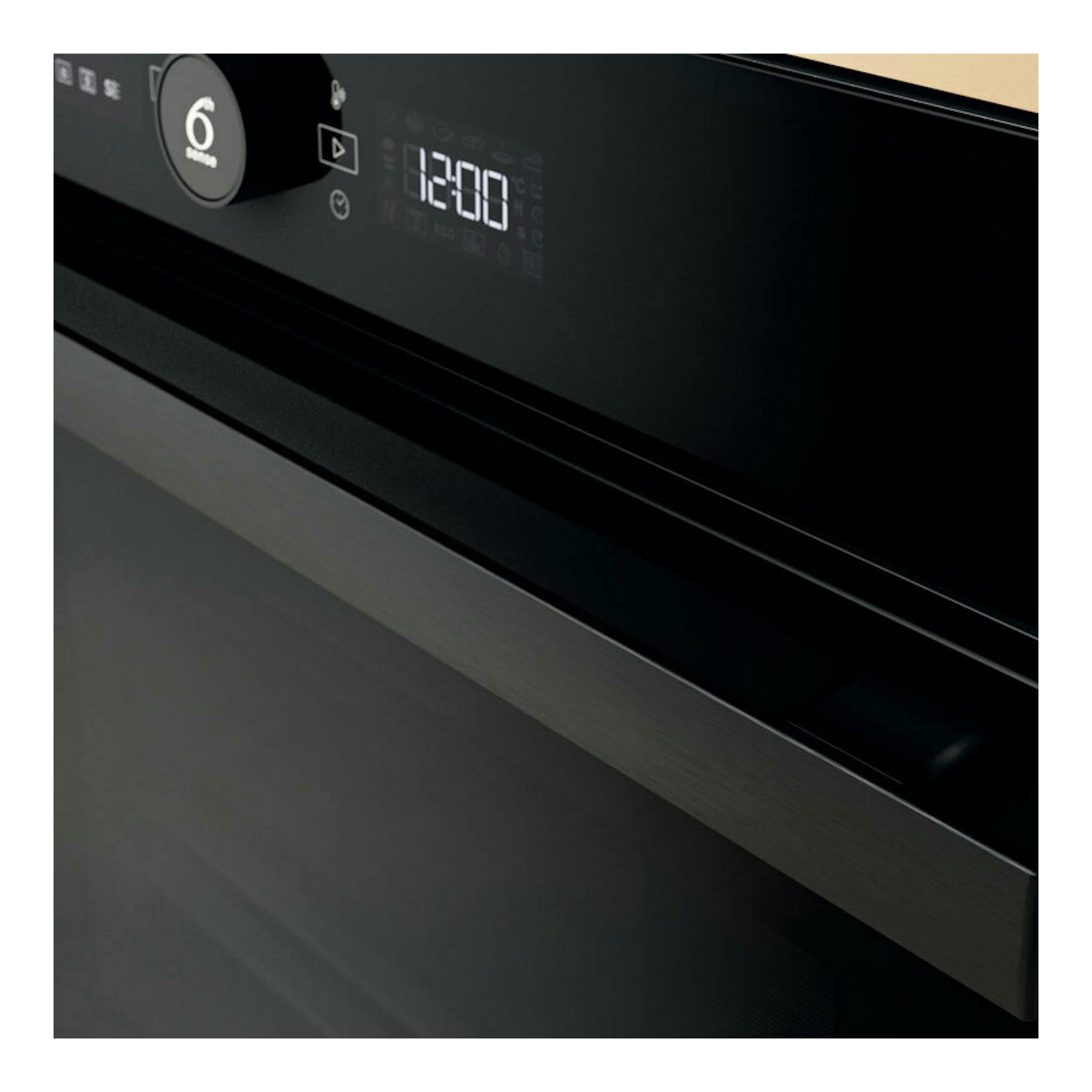 Horno Whirlpool WOI4S8PM1SB negro, vista frontal en ángulo, con panel digital y puerta de vidrio.