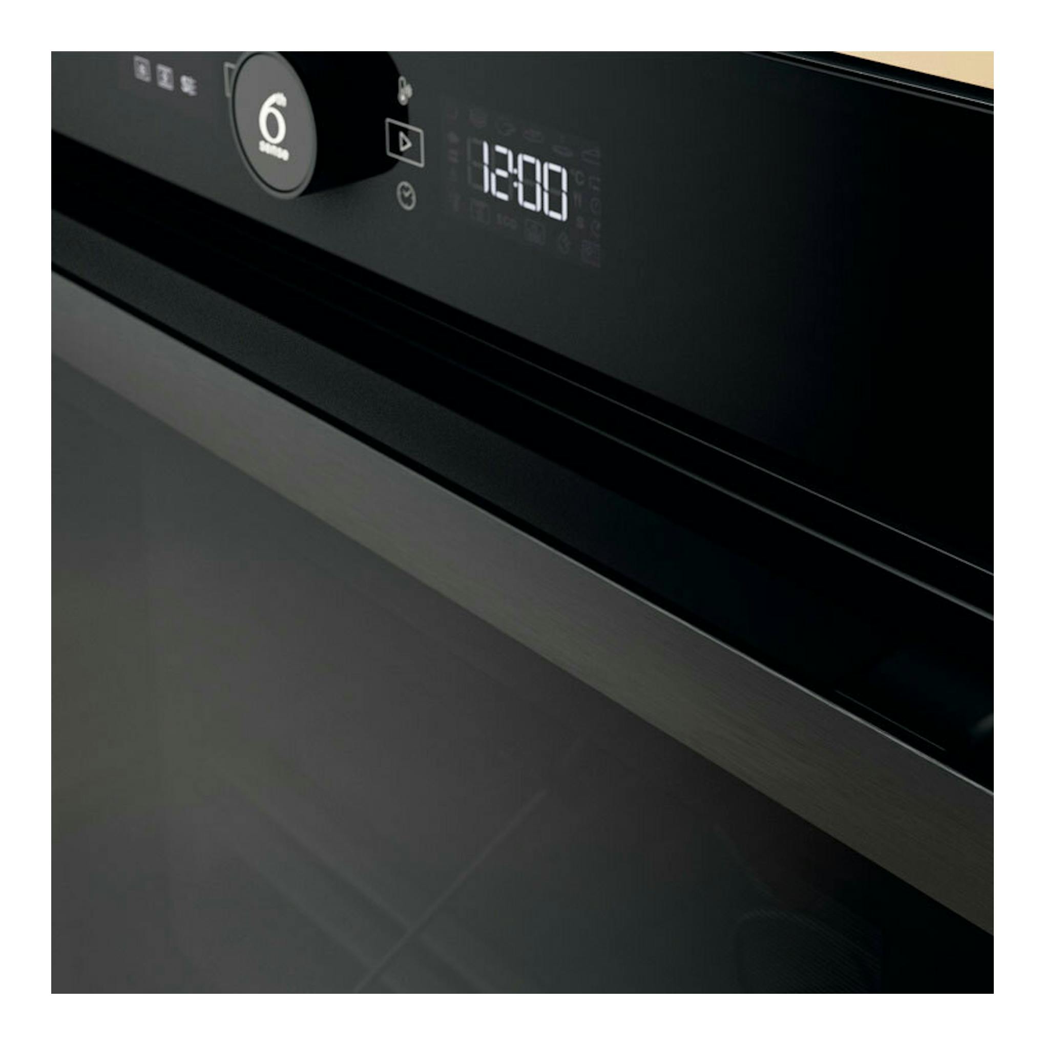 Horno Whirlpool WOI4S8PPM1SB negro, vista en ángulo del panel digital y la puerta de vidrio.