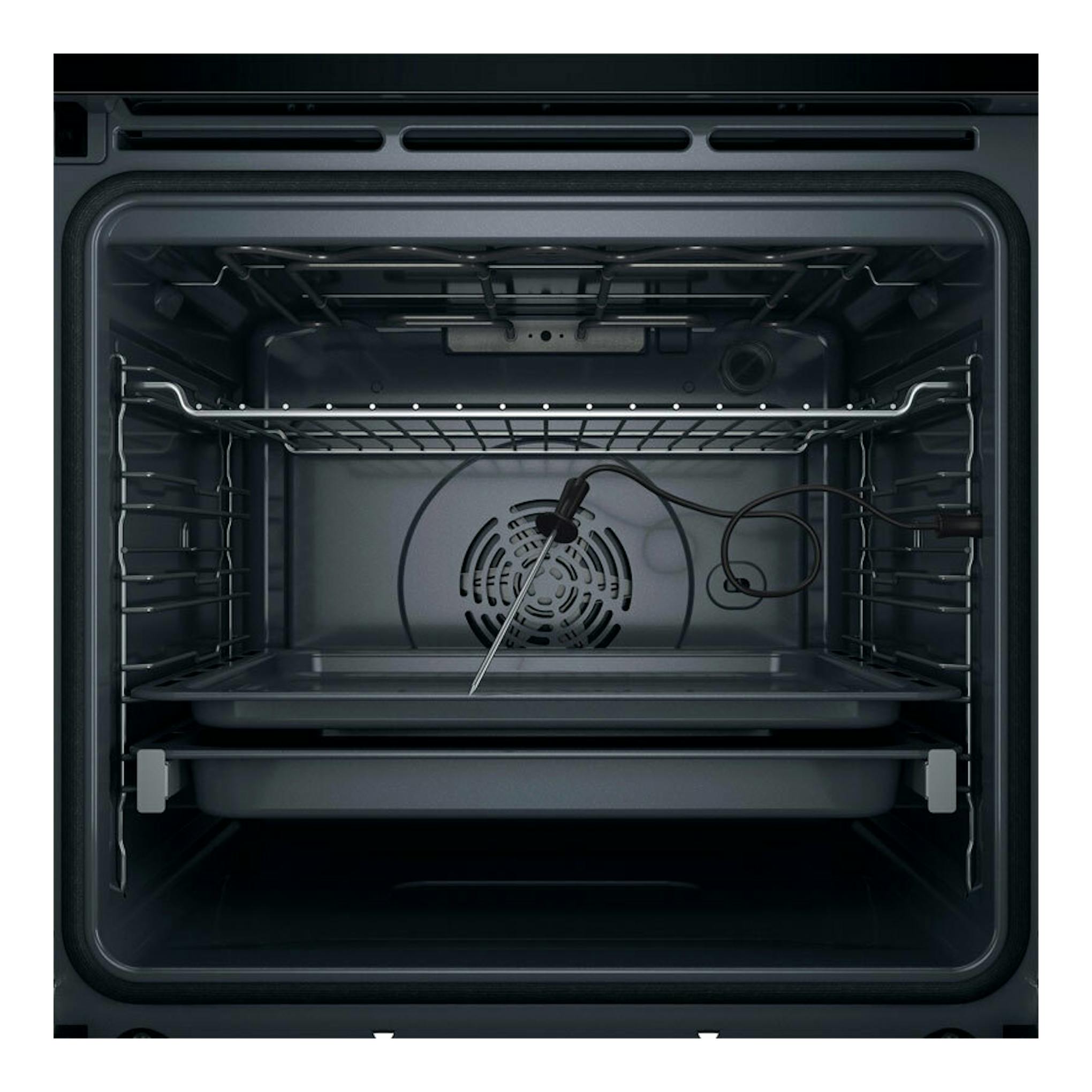 Interior de horno Whirlpool WOI4S8PPM1SB negro, vista frontal con bandejas, rejillas y sonda.