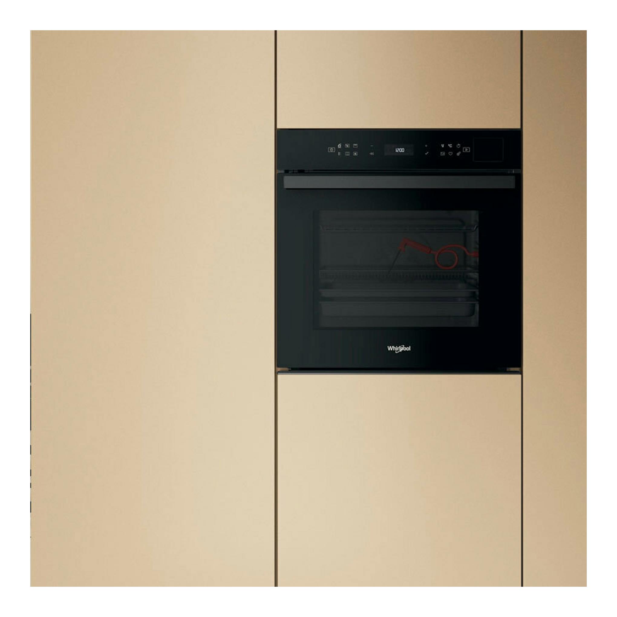 Horno empotrado Whirlpool WOI6A8FPT1SBA negro, vista frontal, con panel digital y puerta de vidrio.