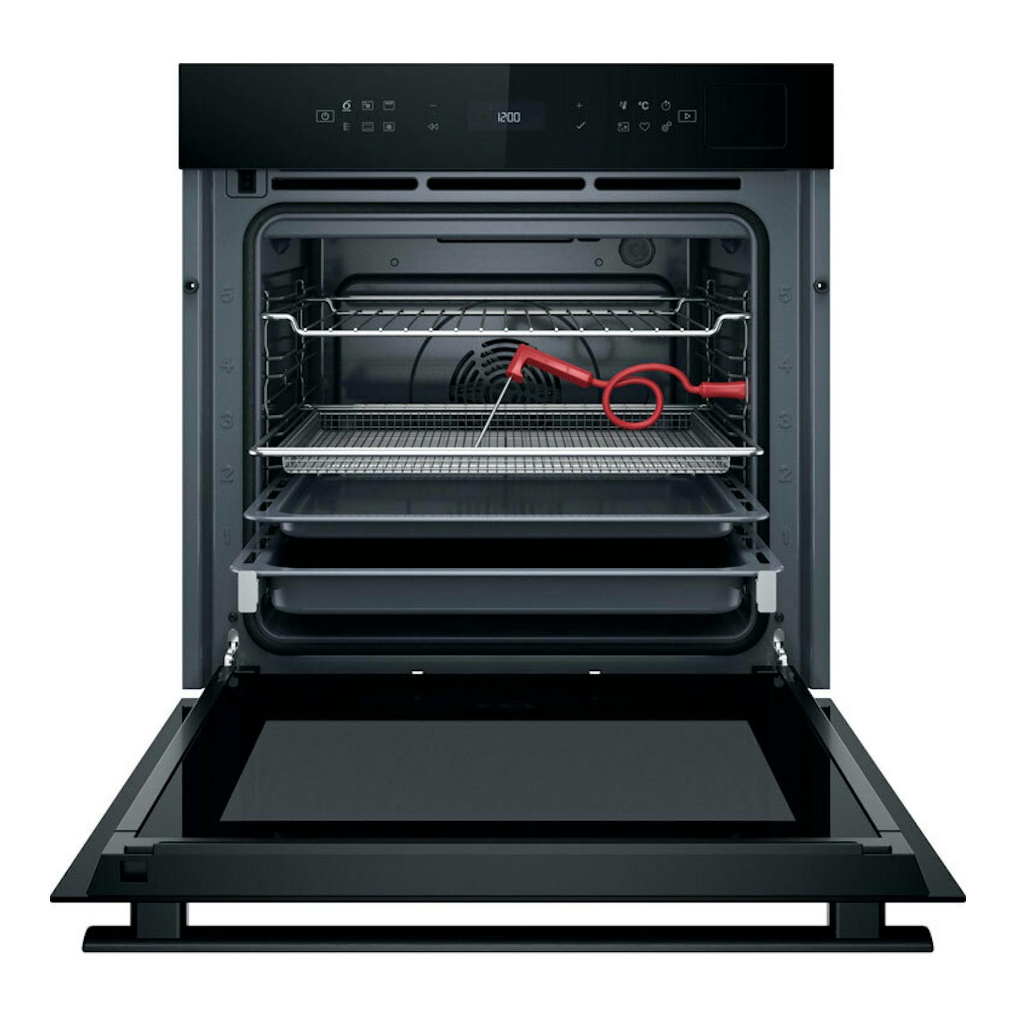 Horno Whirlpool WOI6A8FPT1SBA negro, vista frontal con puerta abatible abierta e interior con sonda roja.