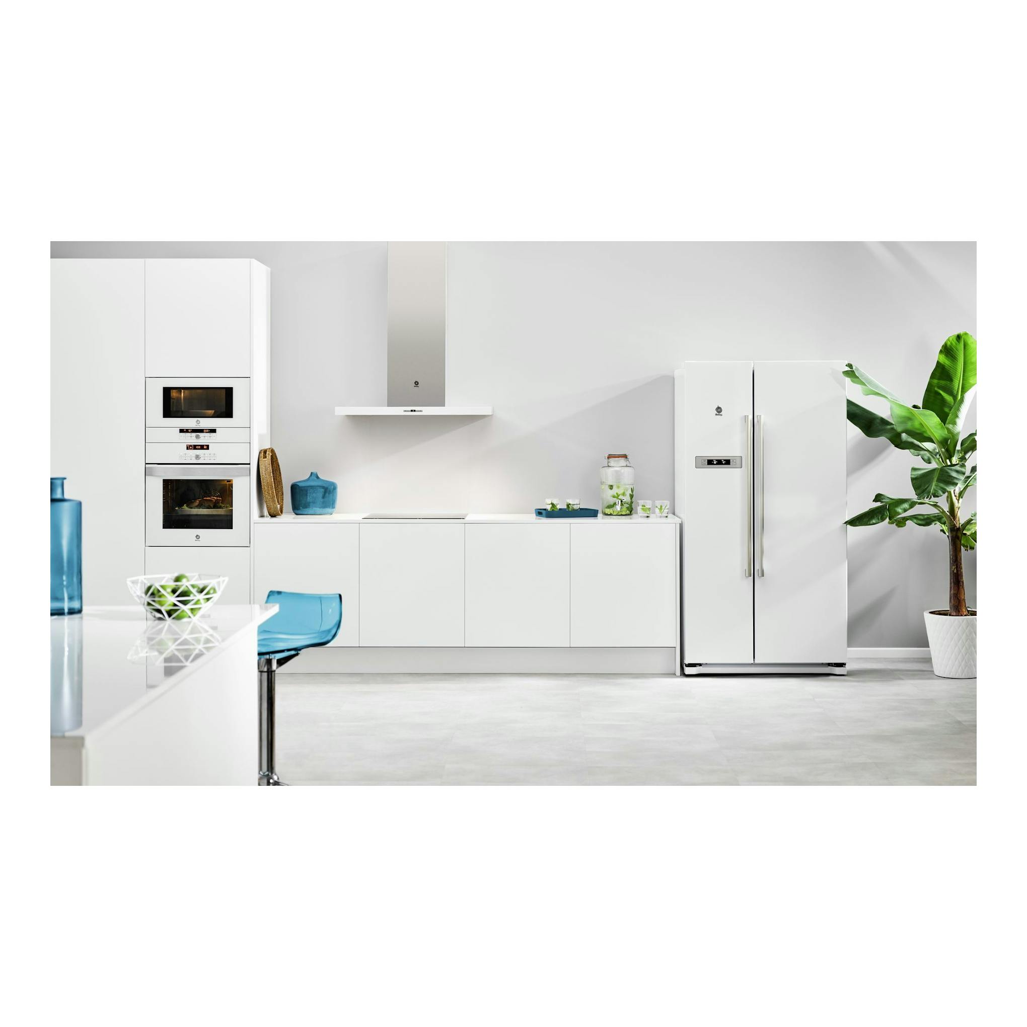 Placa de inducción Balay 3EB965BU blanca, empotrada en encimera, en cocina moderna.