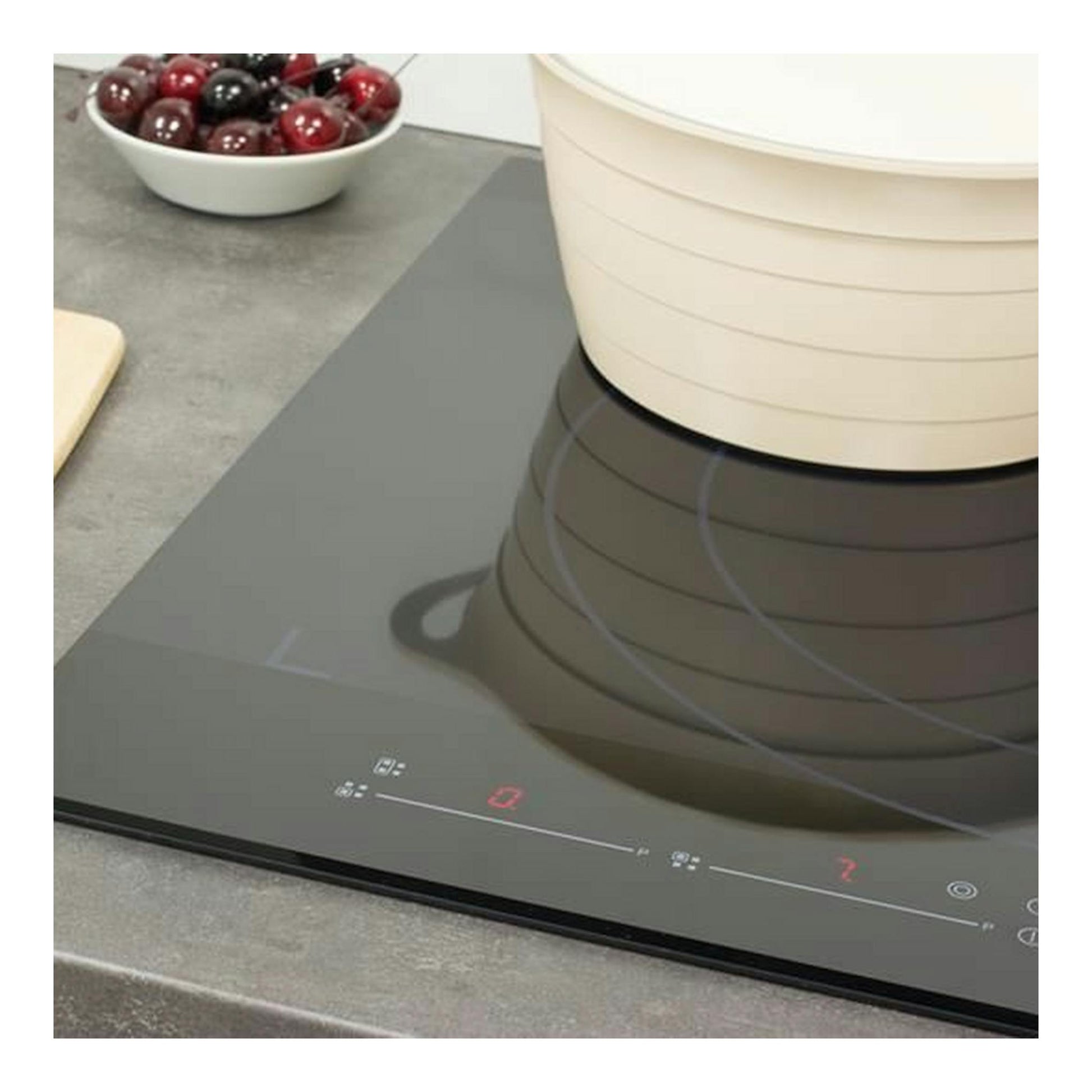 Placa de inducción Cata Giga600BK negra, vista en ángulo con una olla sobre la zona de cocción.