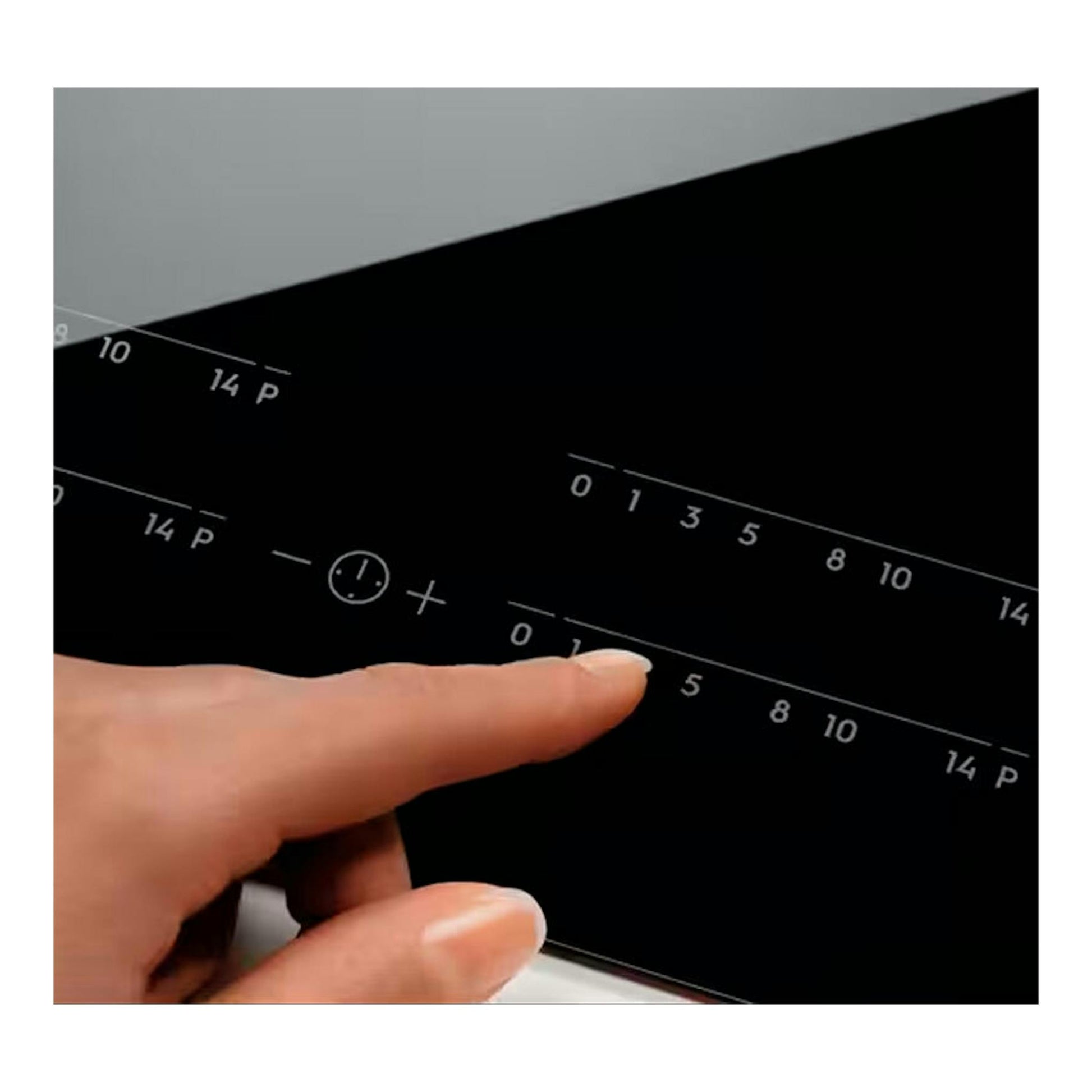 Placa de inducción Electrolux LIT6340CK negra, vista en primer plano, con un dedo tocando los controles táctiles.