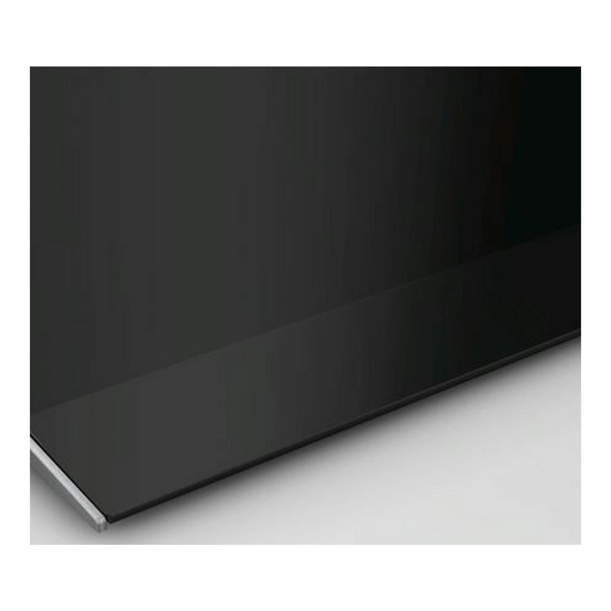 Placa de inducción Siemens EX975LVV1E negra, vista en ángulo con borde frontal sobre fondo blanco.
