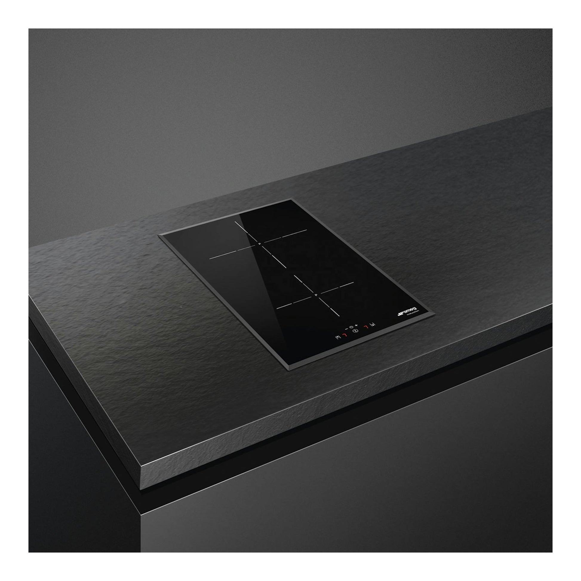 Placa de inducción Smeg SI5322B negra, vista en ángulo superior, con 2 zonas y controles táctiles.