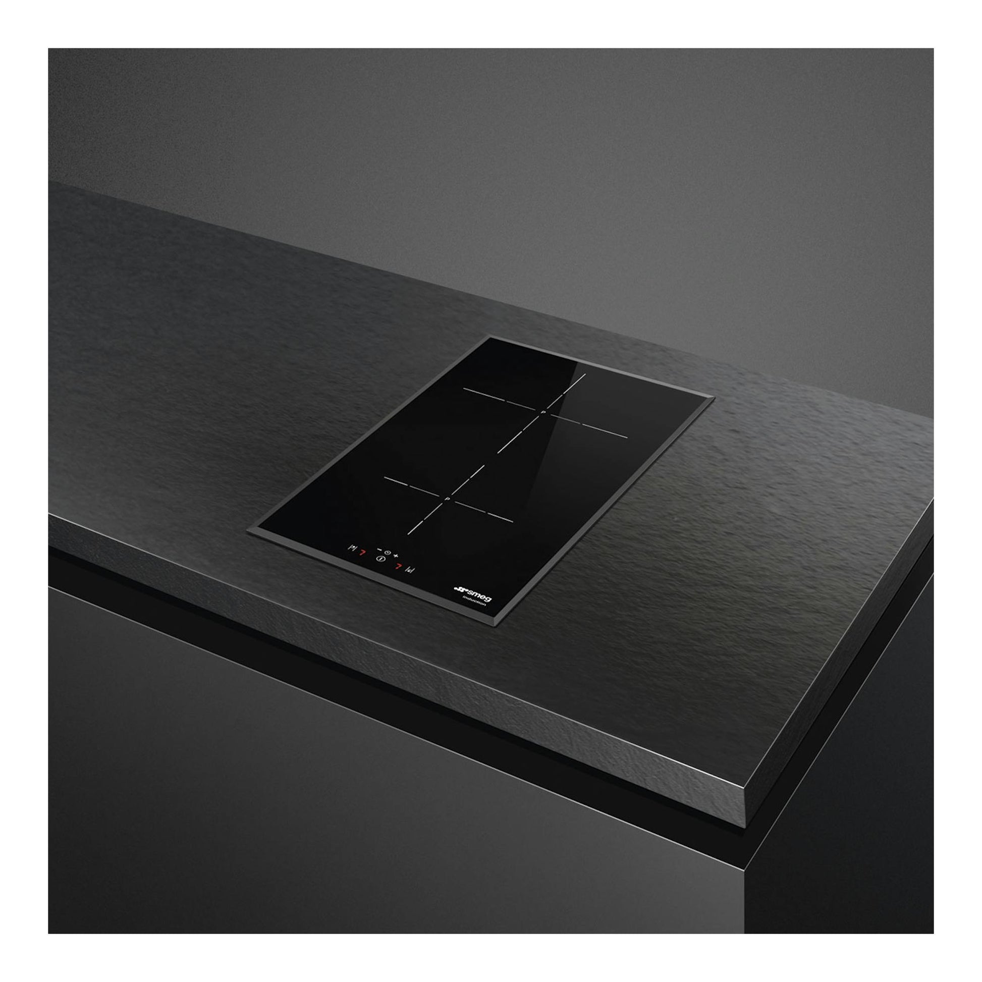 Placa de inducción Smeg SI5322B negra, vista en ángulo sobre encimera oscura, con 2 zonas táctiles.