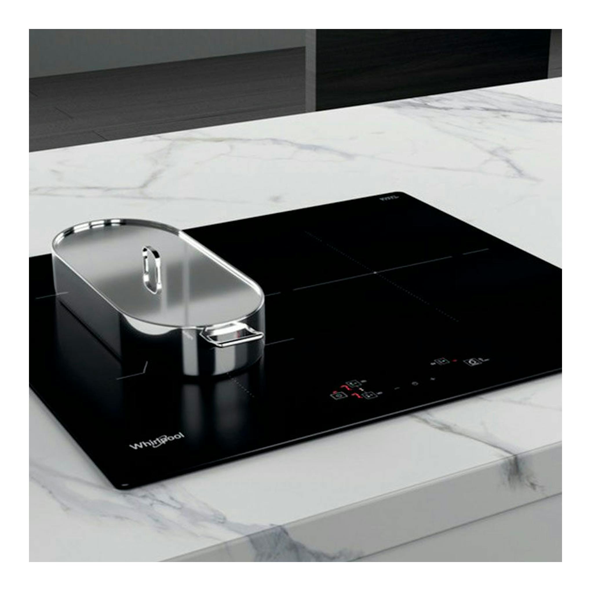 Placa de inducción Whirlpool WBQ4860NE negra, vista en ángulo, con cazo de acero inoxidable.
